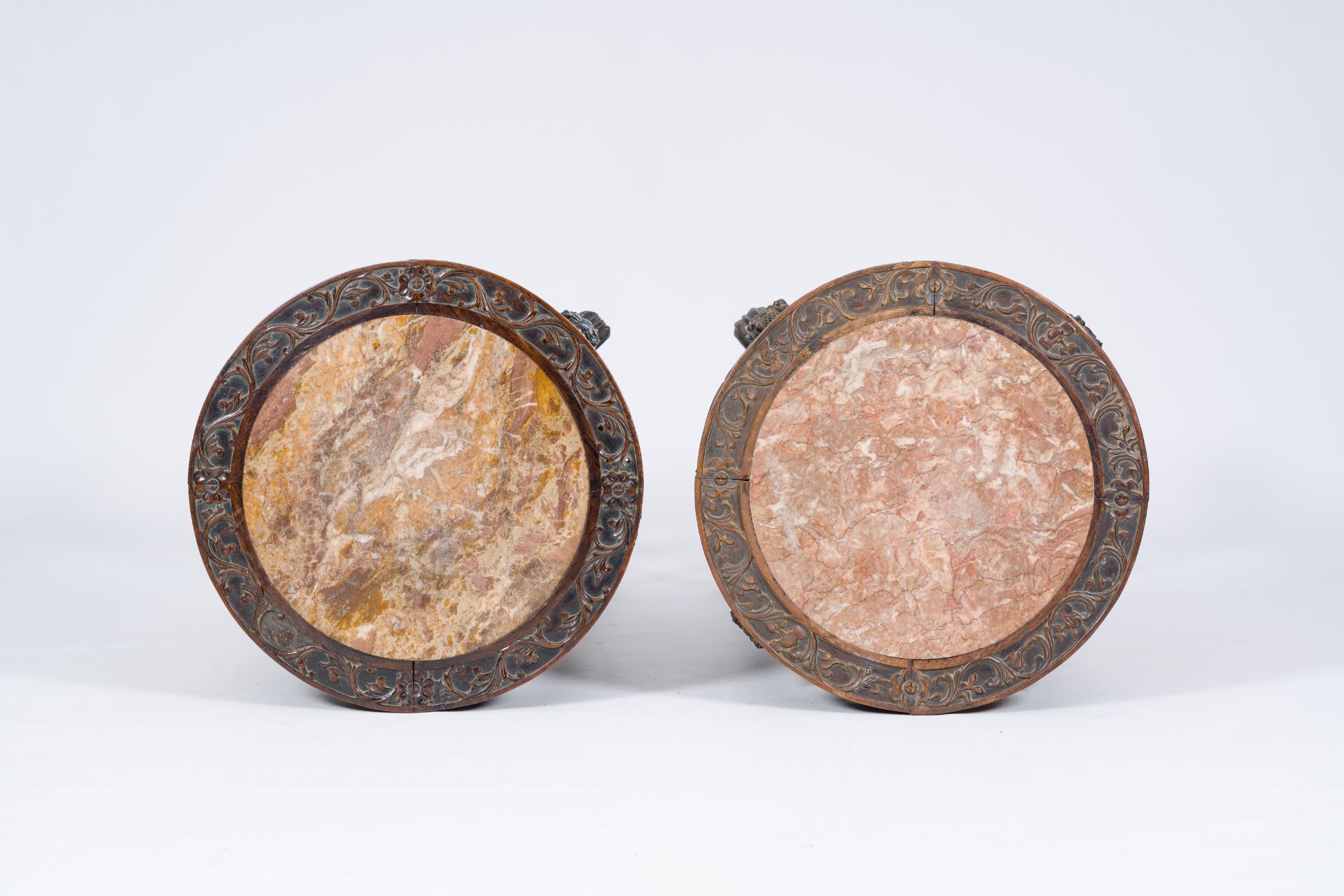 A pair of Chinese reticulated hardwood stands with marble tops, 19th/20th C. - Bild 6 aus 7
