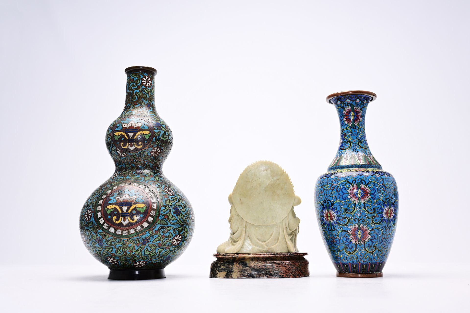 Two cloisonne and champleve vases and a soapstone figure of Buddha, China and Japan, 19th/20th C. - Bild 4 aus 7