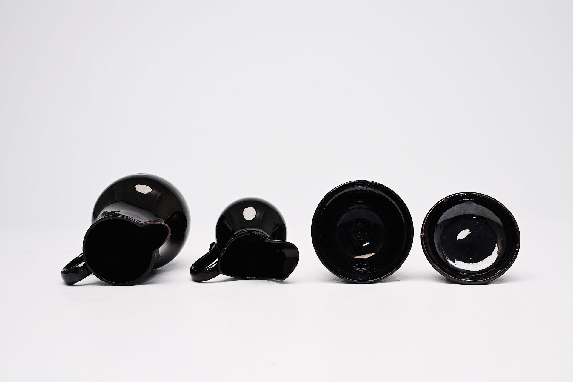 A varied collection black glazed Namur earthenware, 18th/19th C. - Bild 12 aus 13