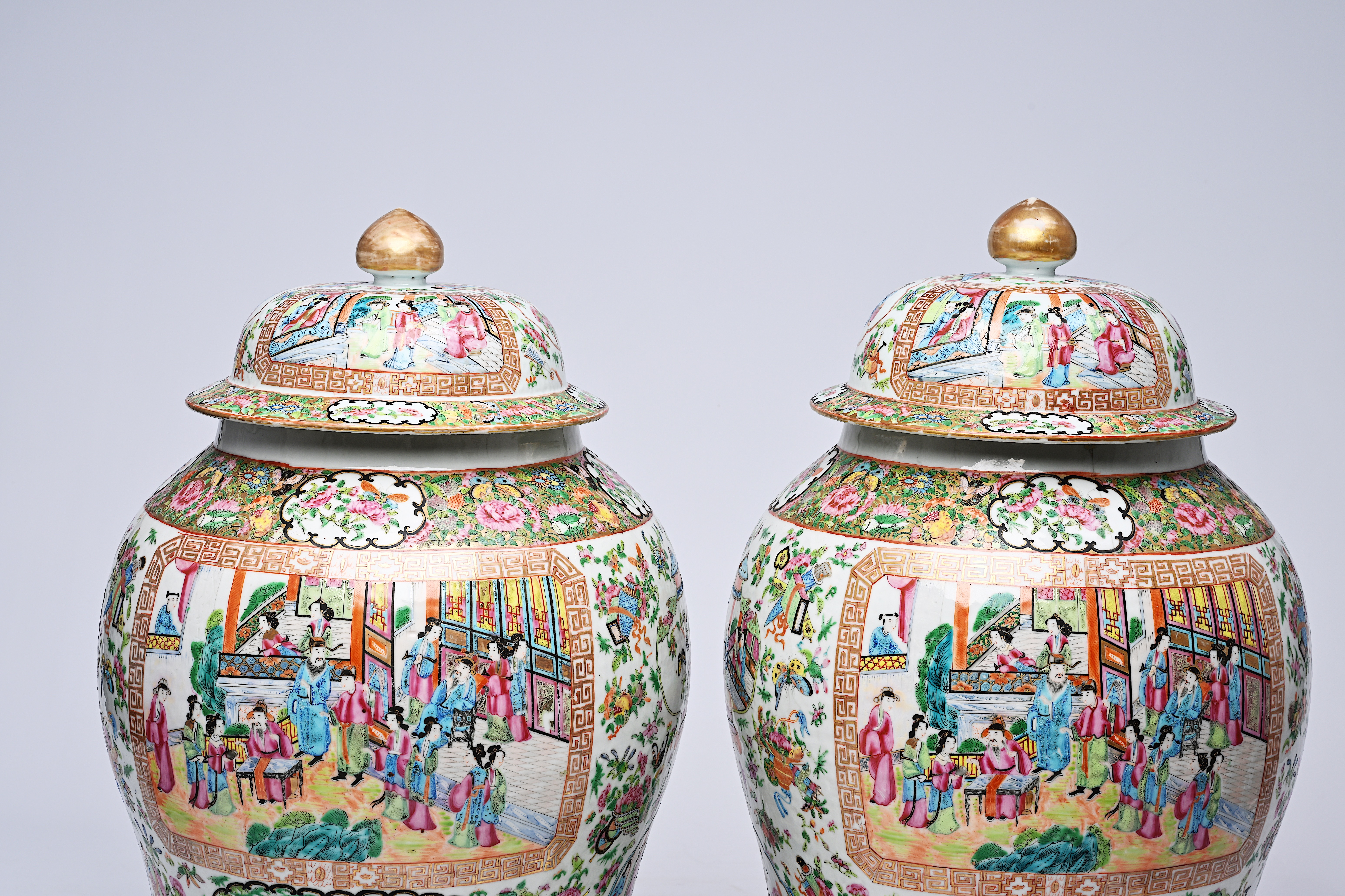 A pair of Chinese Canton famille rose vases and covers with palace scenes and birds and butterflies - Image 11 of 12