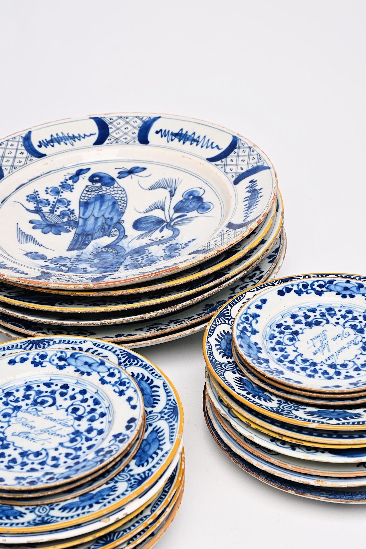 Twenty-six Dutch Delft blue and white dishes and plates, 18th C. - Image 10 of 10