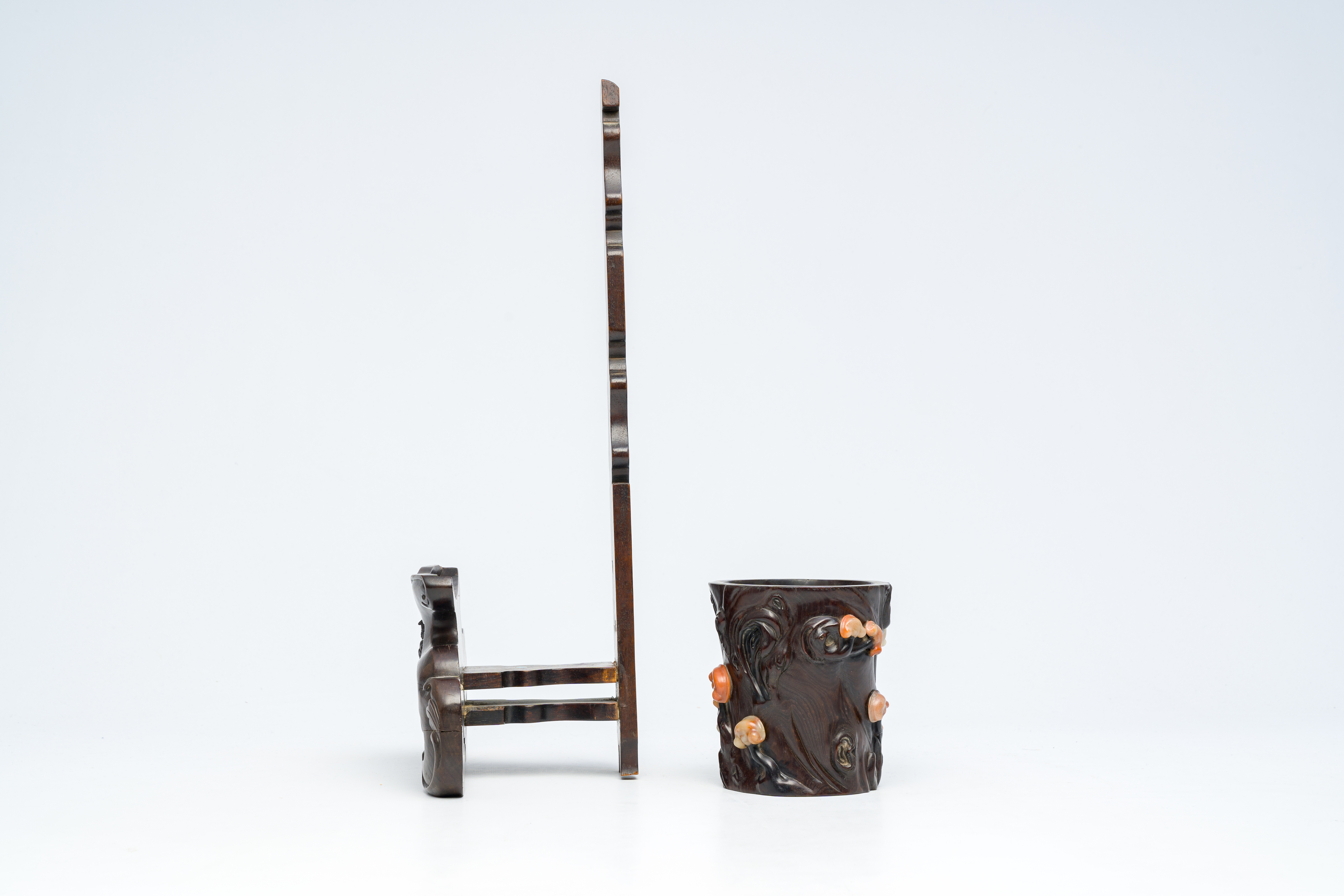 A large Chinese carved wood dish stand and a soapstone inlaid brush pot, 19th/20th C. - Image 5 of 7