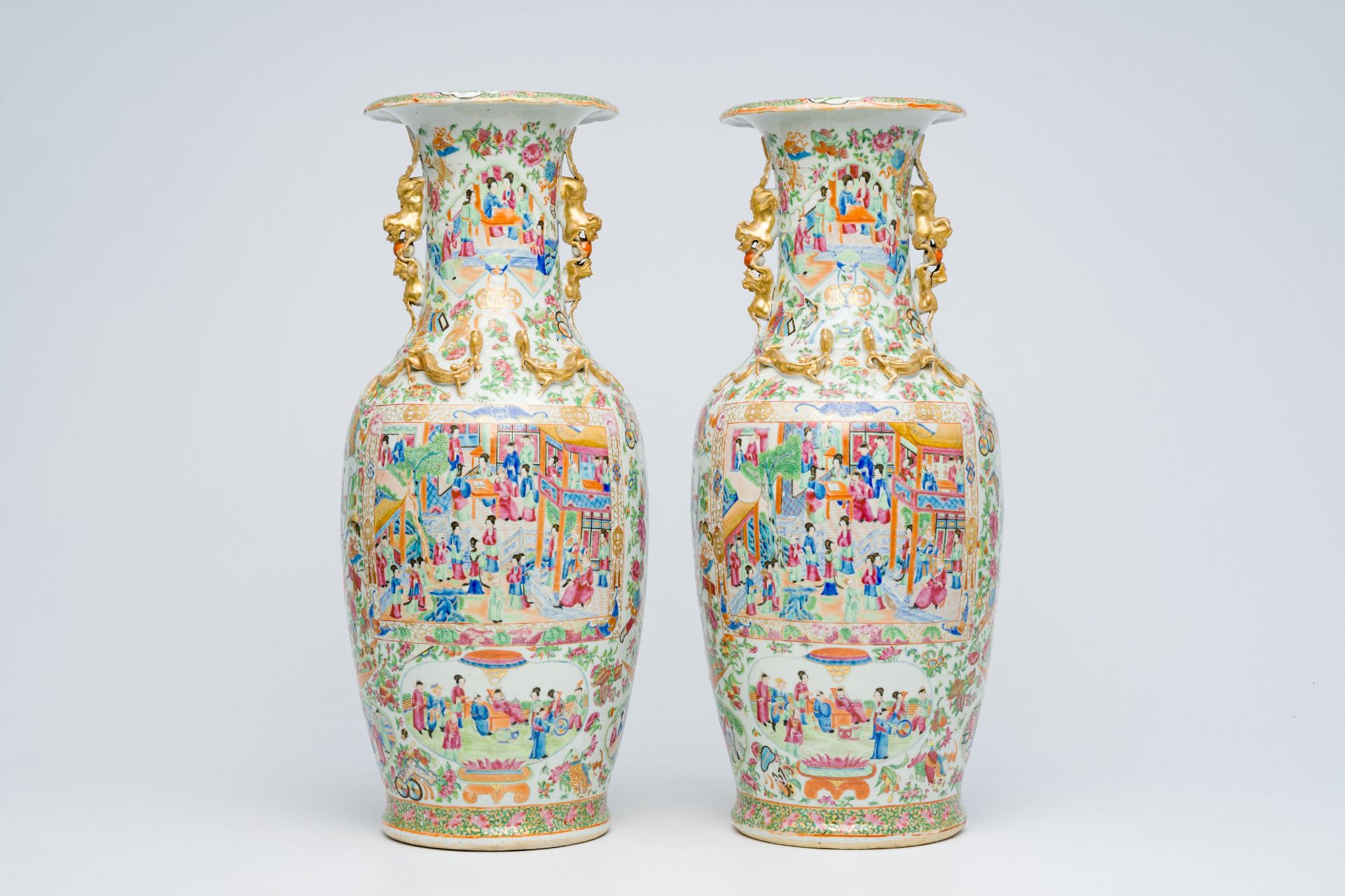 A pair of Chinese Canton famille rose vases with animated scenes, auspicious symbols and butterflies - Bild 3 aus 6