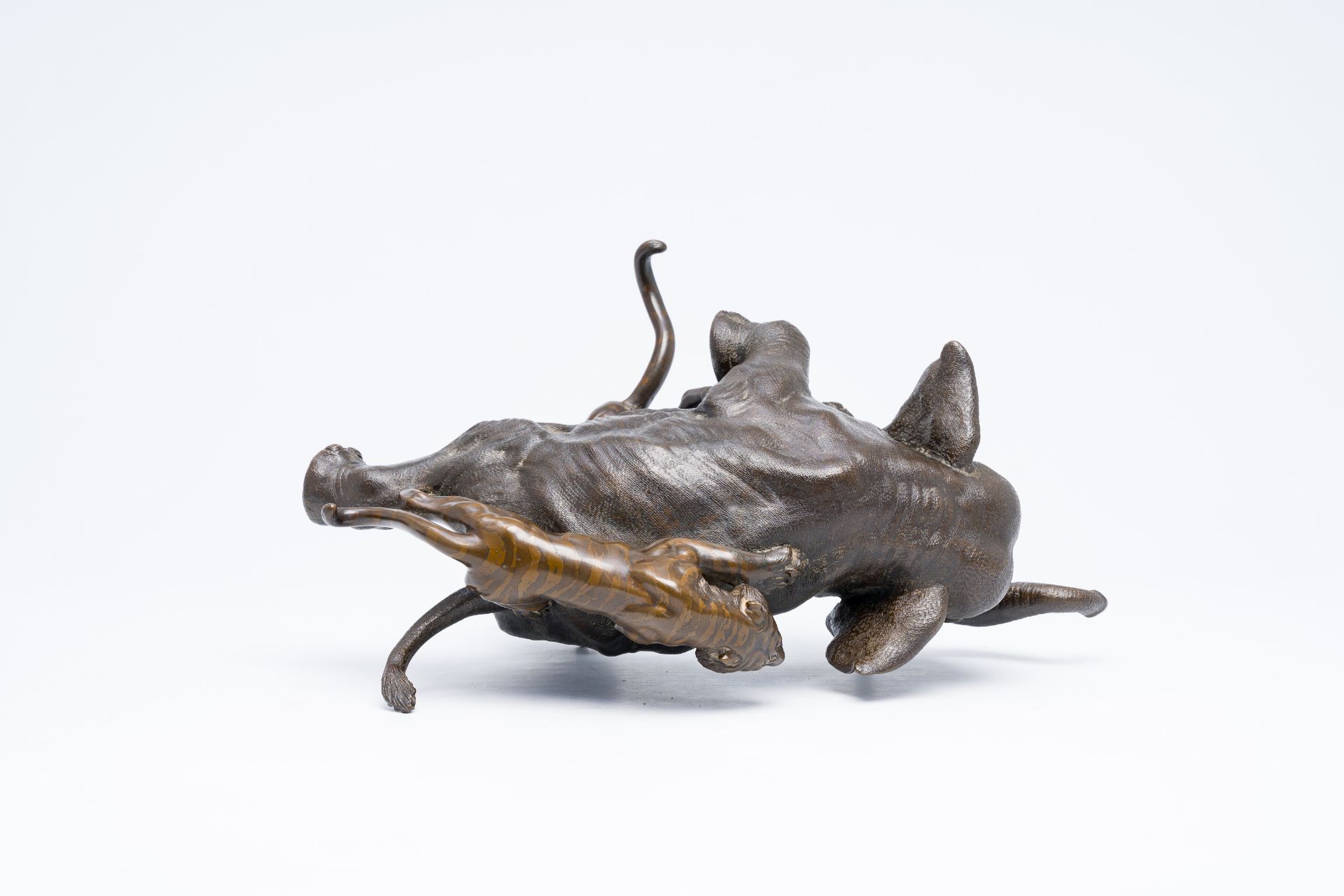 A Japanese bronze okimono of an elephant fighting two tigers, Meiji/Showa, 20th C. - Image 6 of 15