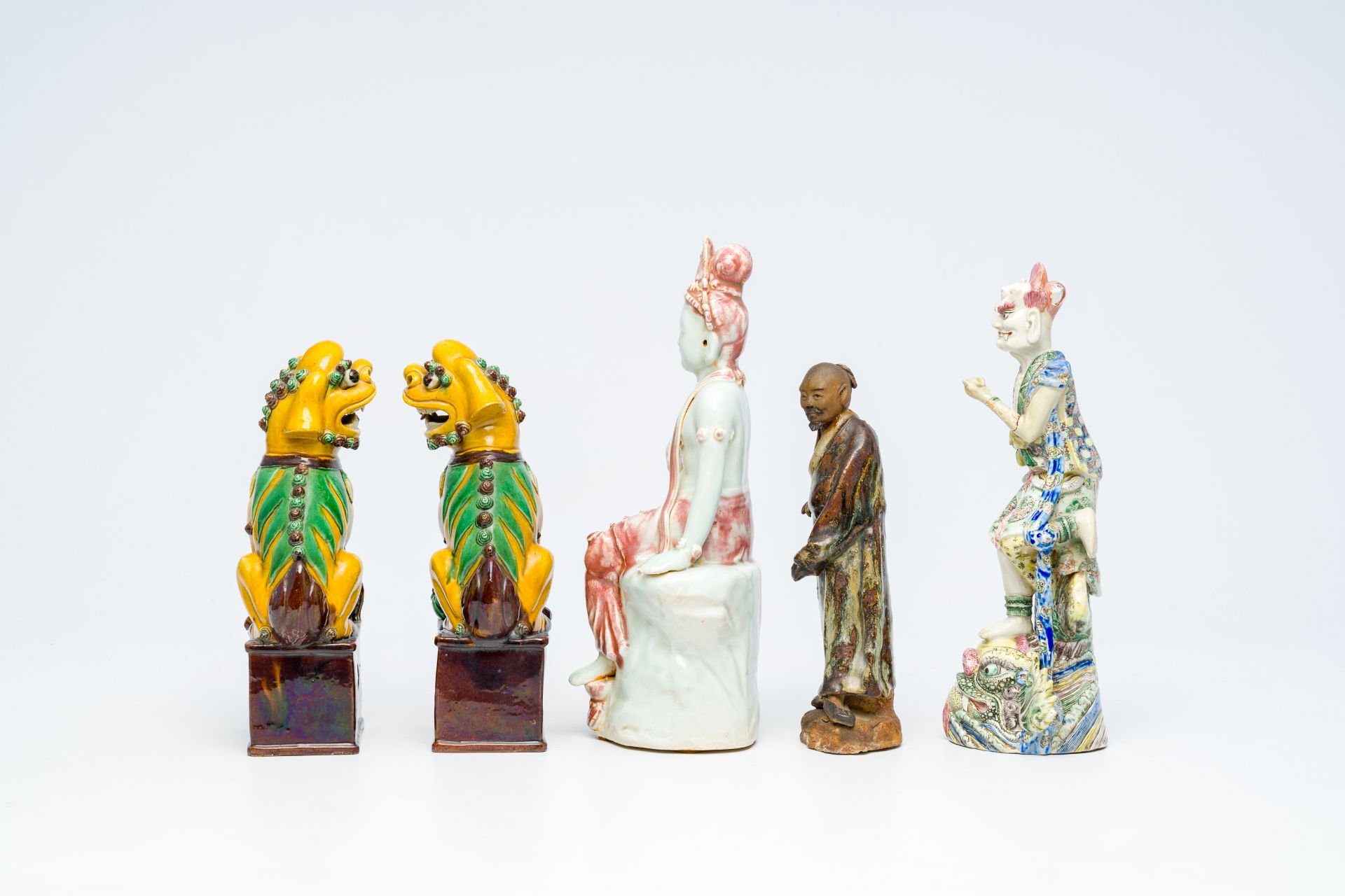 Five various Chinese famille rose and polychrome porcelain and pottery figures, 19th/20th C. - Bild 5 aus 7