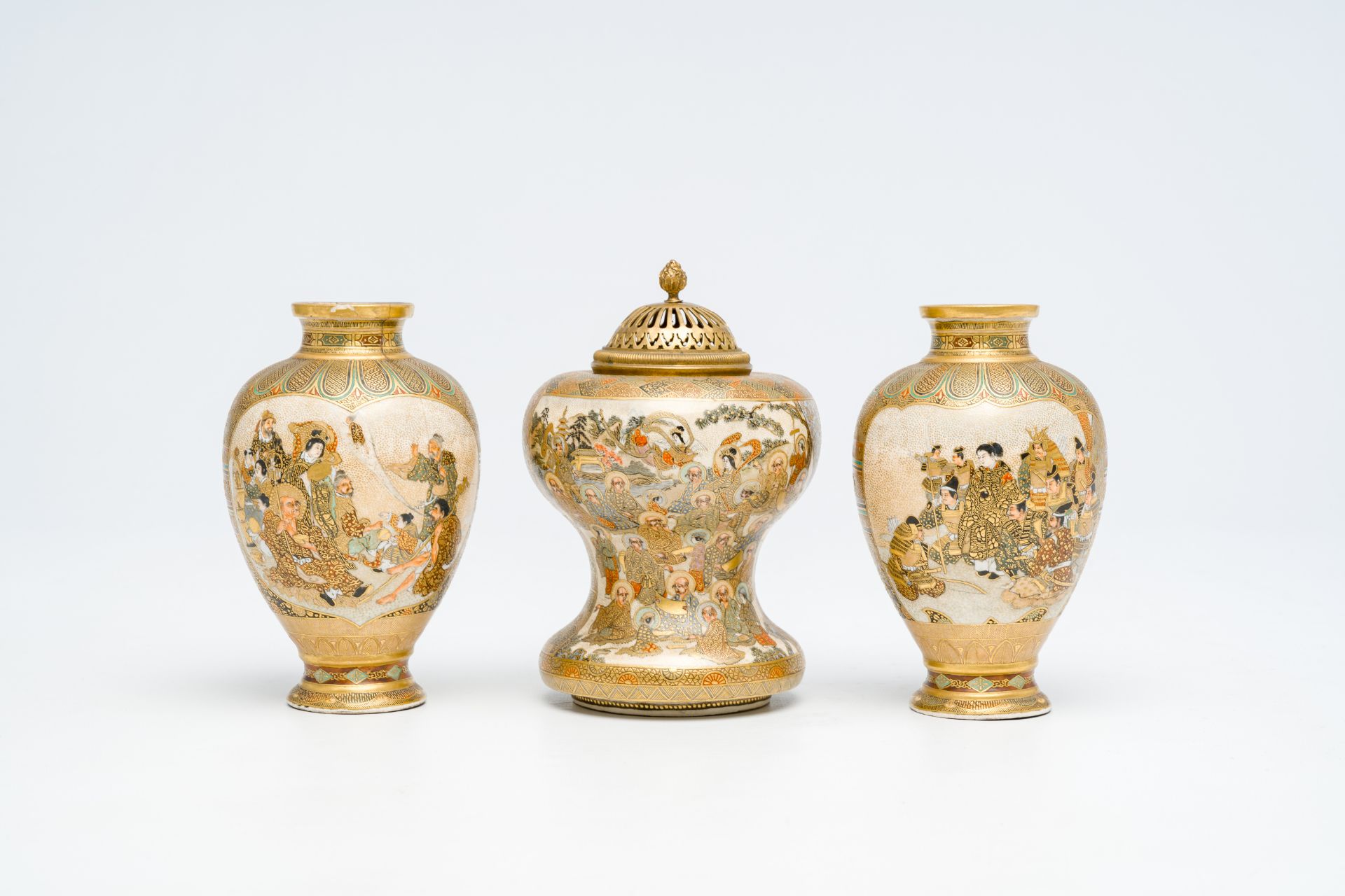 Two Japanese Satsuma vases and an incense burner and cover with figurative design, Meiji, 19th C. - Bild 2 aus 7