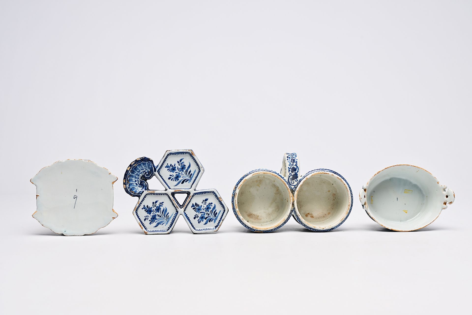 A Dutch Delft blue and white butter tub, an oil and vinegar holder and a spice dish with floral desi - Bild 8 aus 9