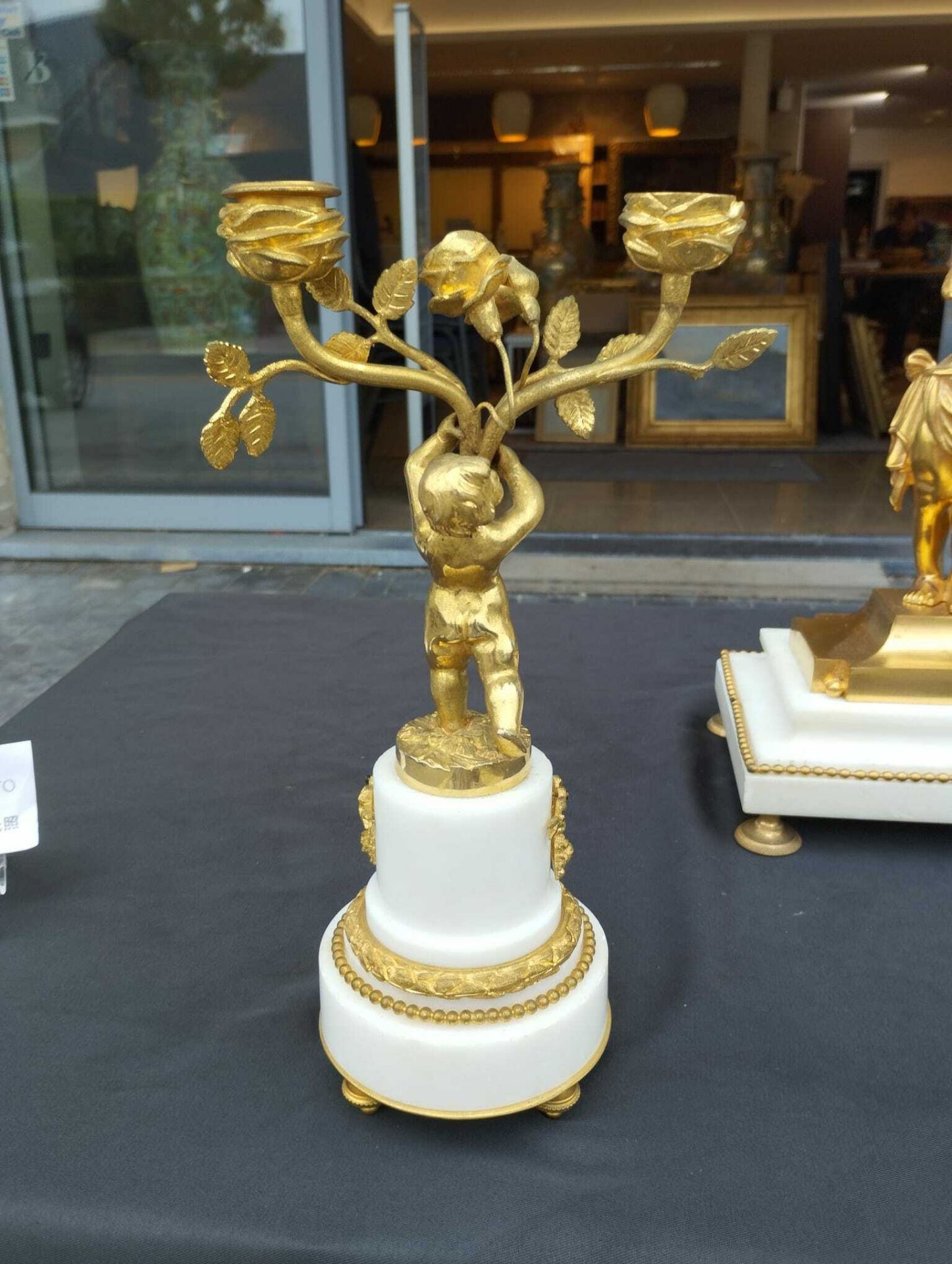 A French gilt bronze mounted white marble three-piece clock garniture with putti, 19th C. - Bild 15 aus 34