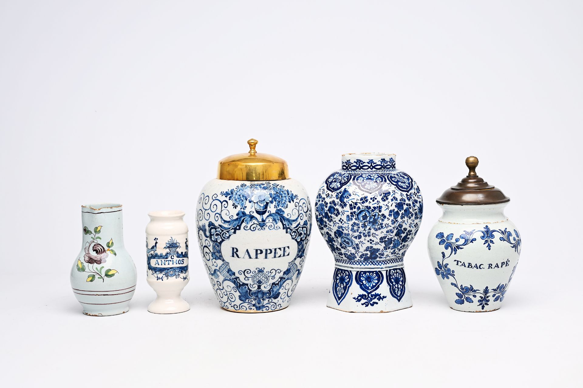 A varied collection of Dutch Delft and French blue and white potter, 18th/19th C. - Image 3 of 8