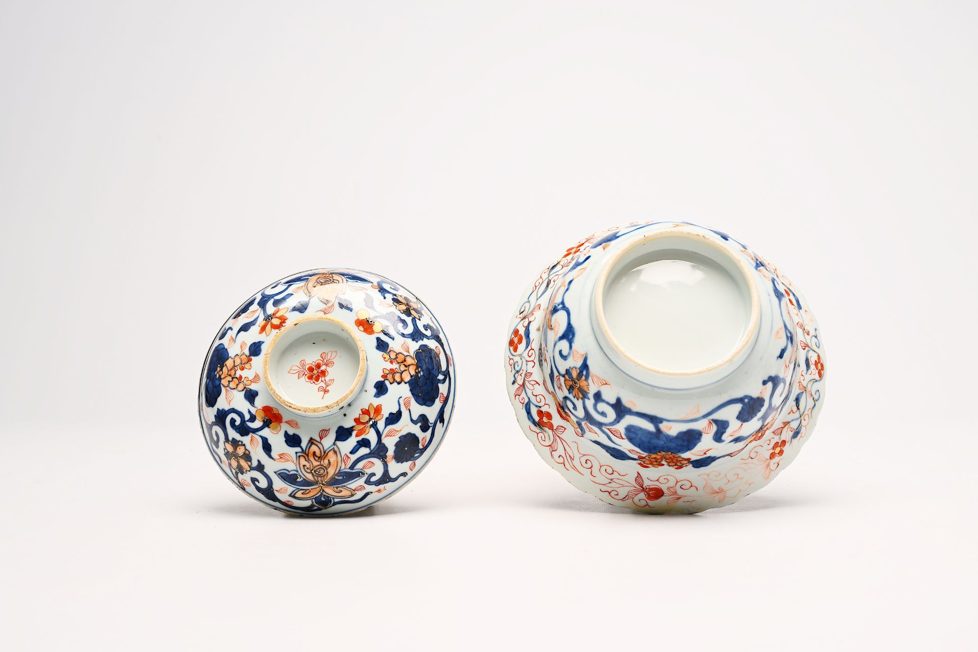 A varied collection of Chinese famille rose, blue, white and Imari style porcelain with landscapes a - Bild 10 aus 10