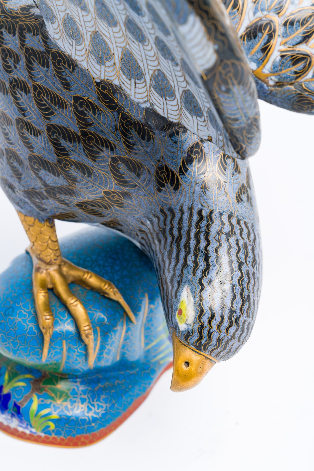 A large Chinese cloisonne model of a hawk, 20th C. - Image 9 of 9