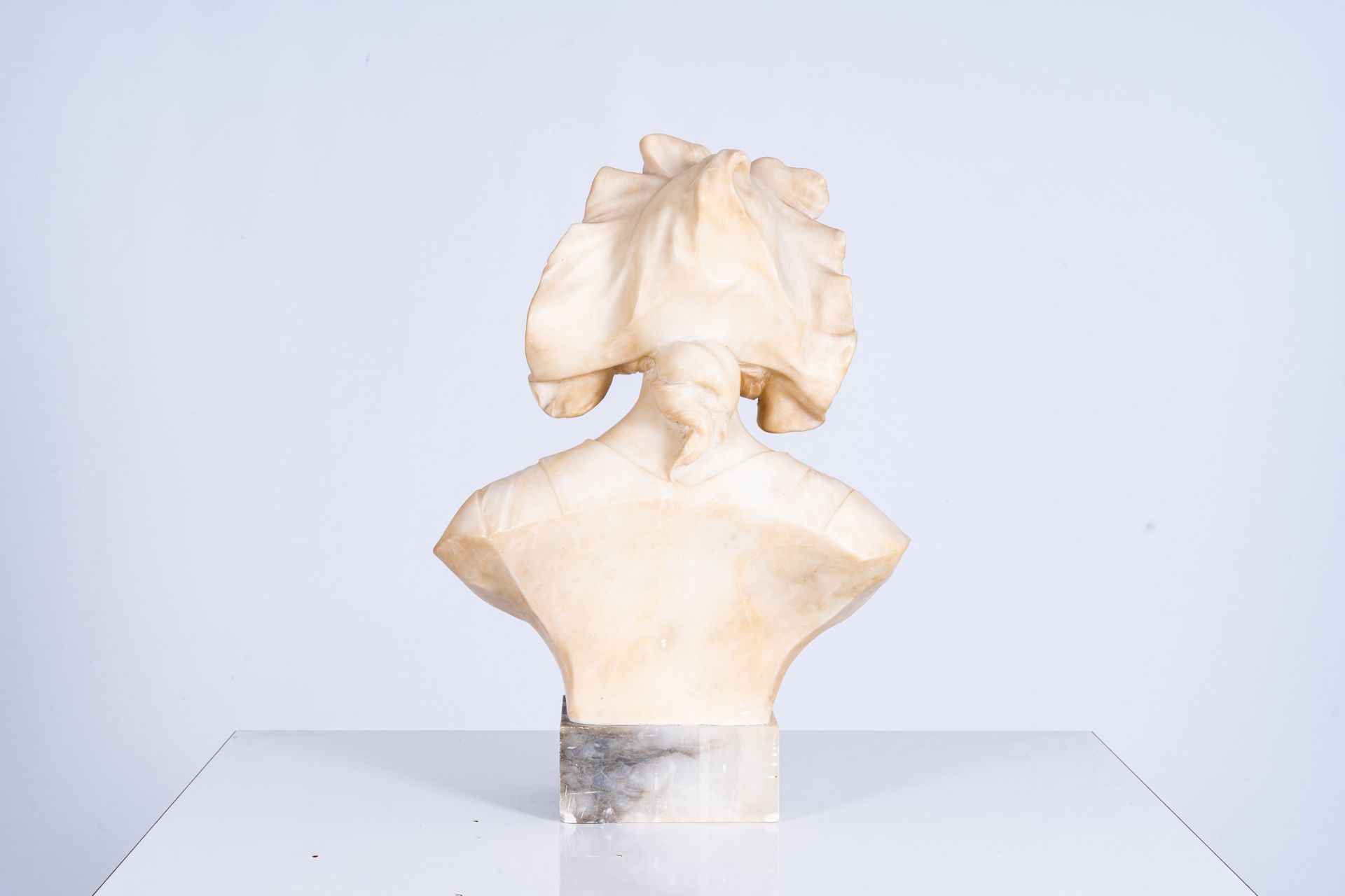 Pietro Ceccarelli (1888-1949): Bust of a lady, alabaster, Firenze - Image 4 of 9
