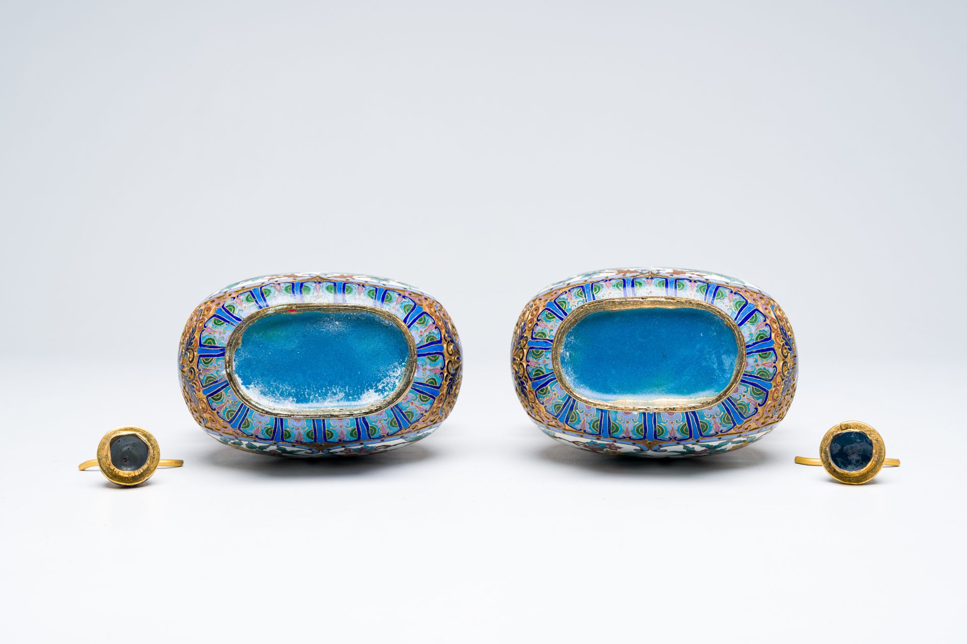 A pair of Chinese cloisonne double gourd vases on wooden stands, 20th C. - Image 7 of 9