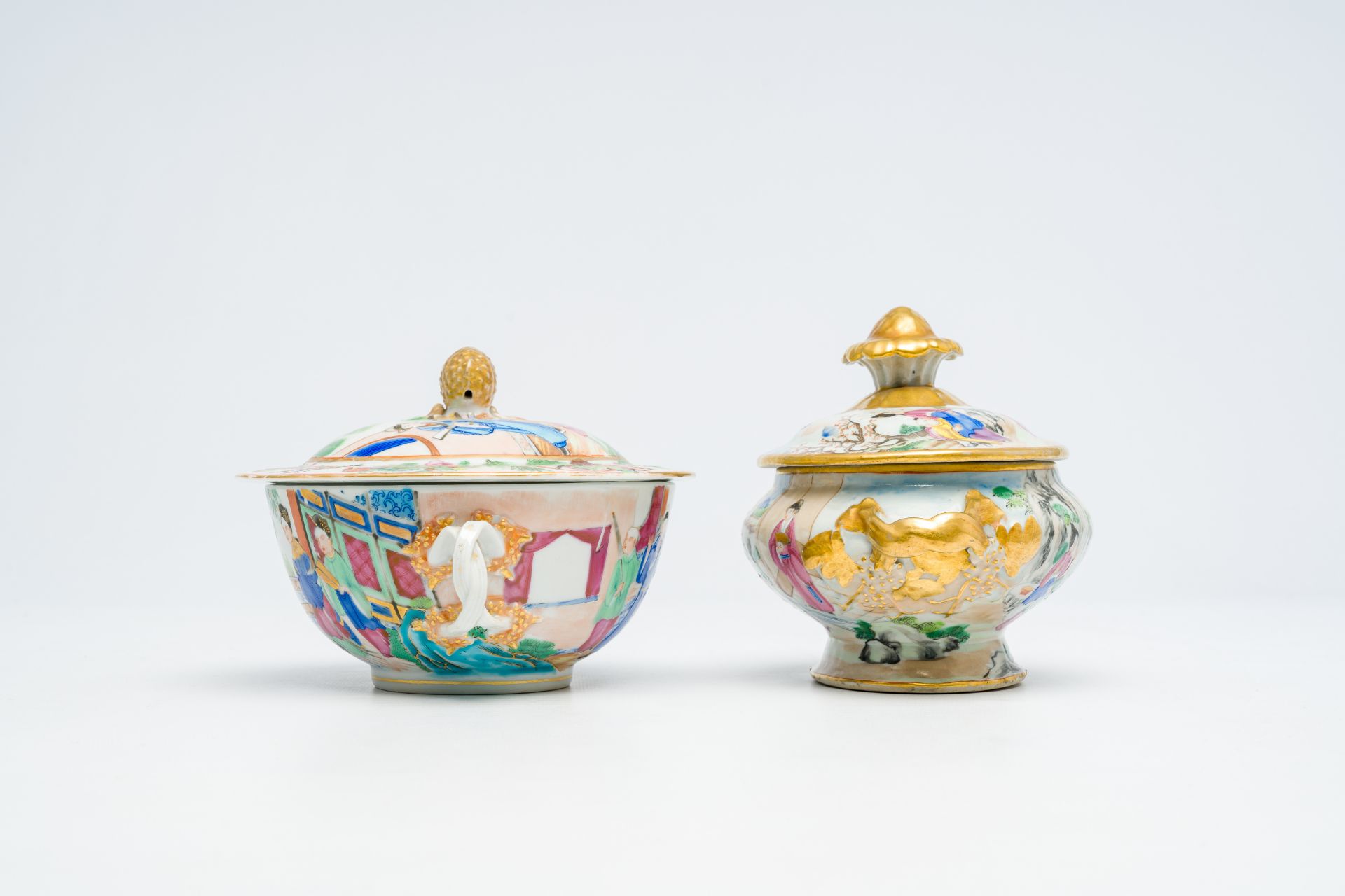 A Chinese Canton famille rose bowl and cover with palace scenes and a tureen and cover with playing - Bild 4 aus 7