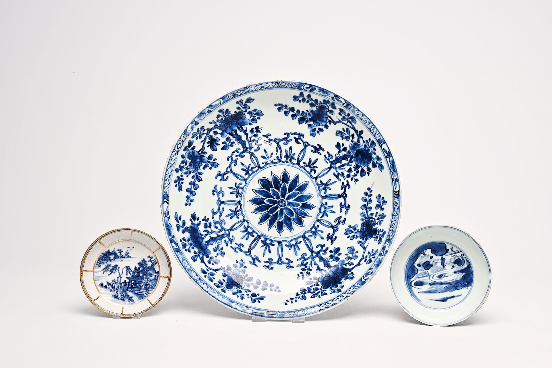 A varied collection of Chinese blue, white and gilt porcelain, Ming/Qianlong - Image 2 of 5