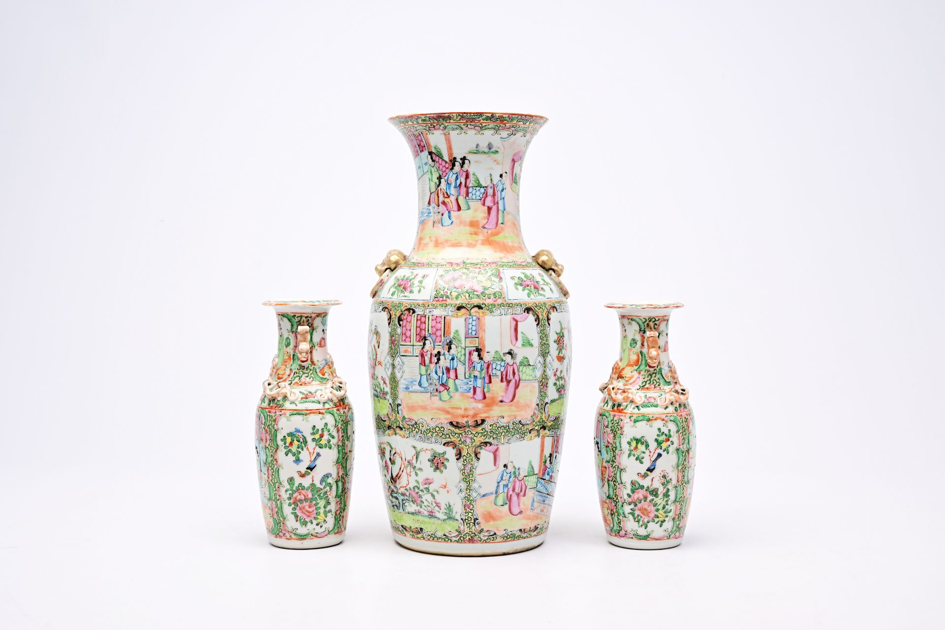 A varied collection of Chinese famille rose, verte and blue and white porcelain, 19th/20th C. - Bild 11 aus 48