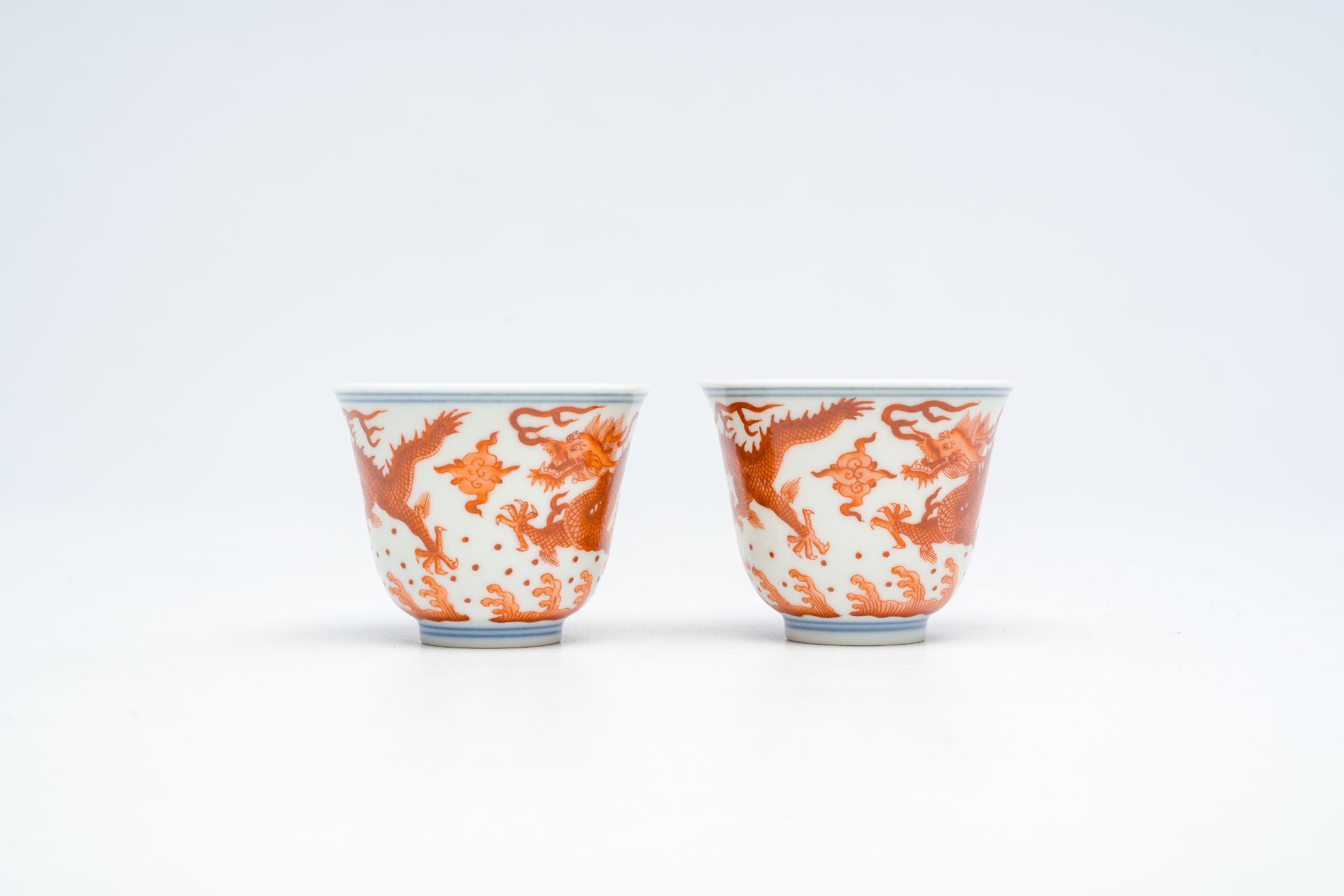 A pair of Chinese blue, white and iron-red 'dragons chasing the pearl' cups, Guangxu mark, 19th/20th - Bild 7 aus 14