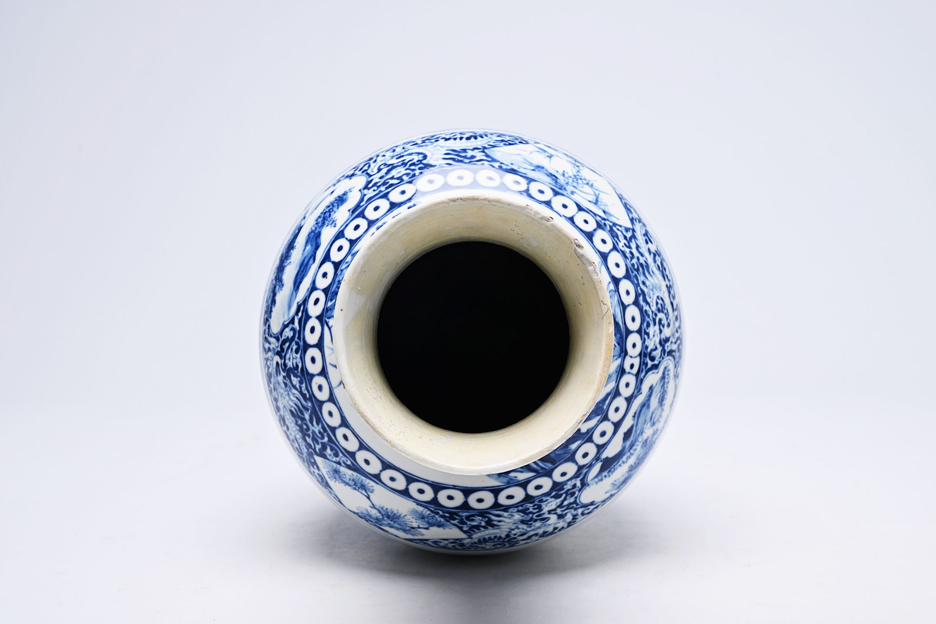 A Chinese blue and white vase with Zhong Kui before an emperor, Xuande mark, 19th C. - Bild 12 aus 12