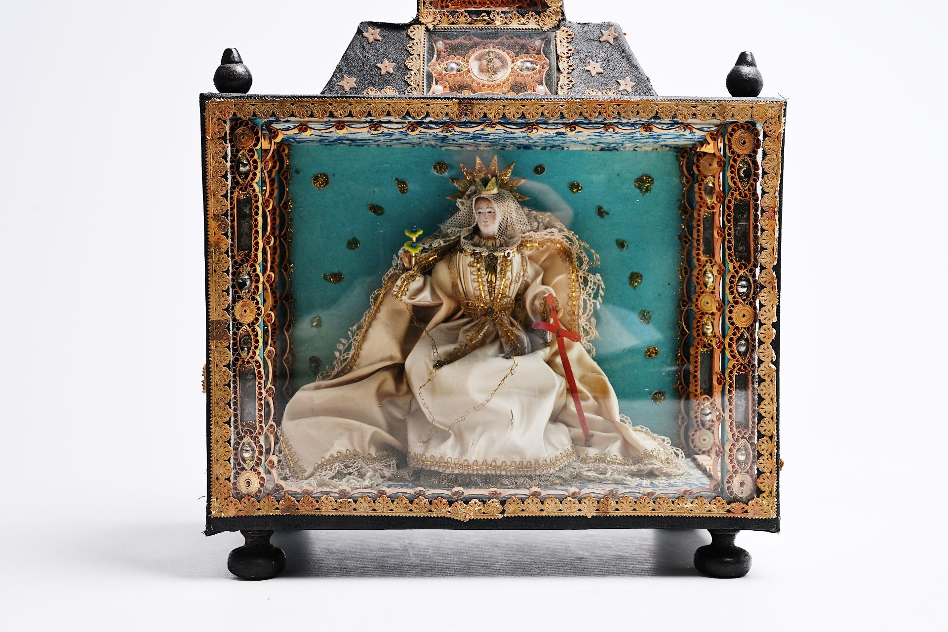 An exceptionally large reliquary of various saints with embroidery, paper filigree and pearls, Fland - Image 13 of 13