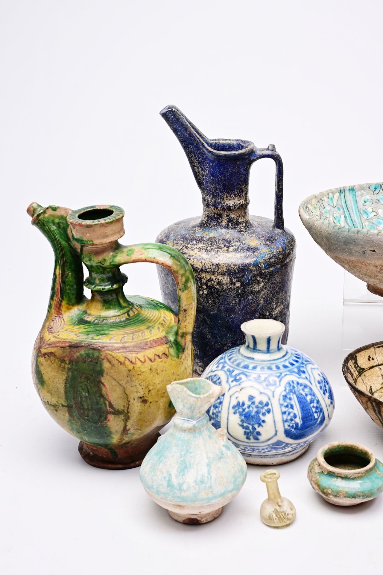 Twelve Ottoman and Persian pottery wares, 13th C. and later - Bild 3 aus 34