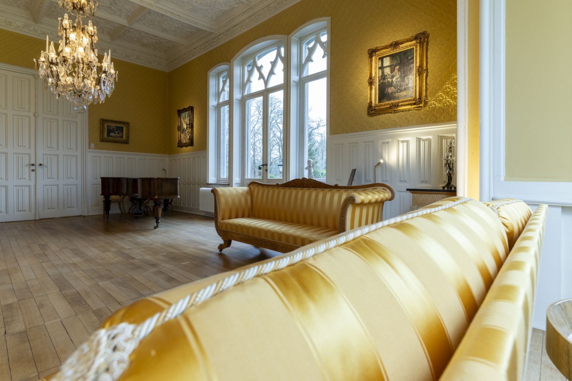 A 13-piece Biedermeier salon set comprising 3 sofas, 8 chairs and 2 footstools with yellow silk upho - Bild 7 aus 34