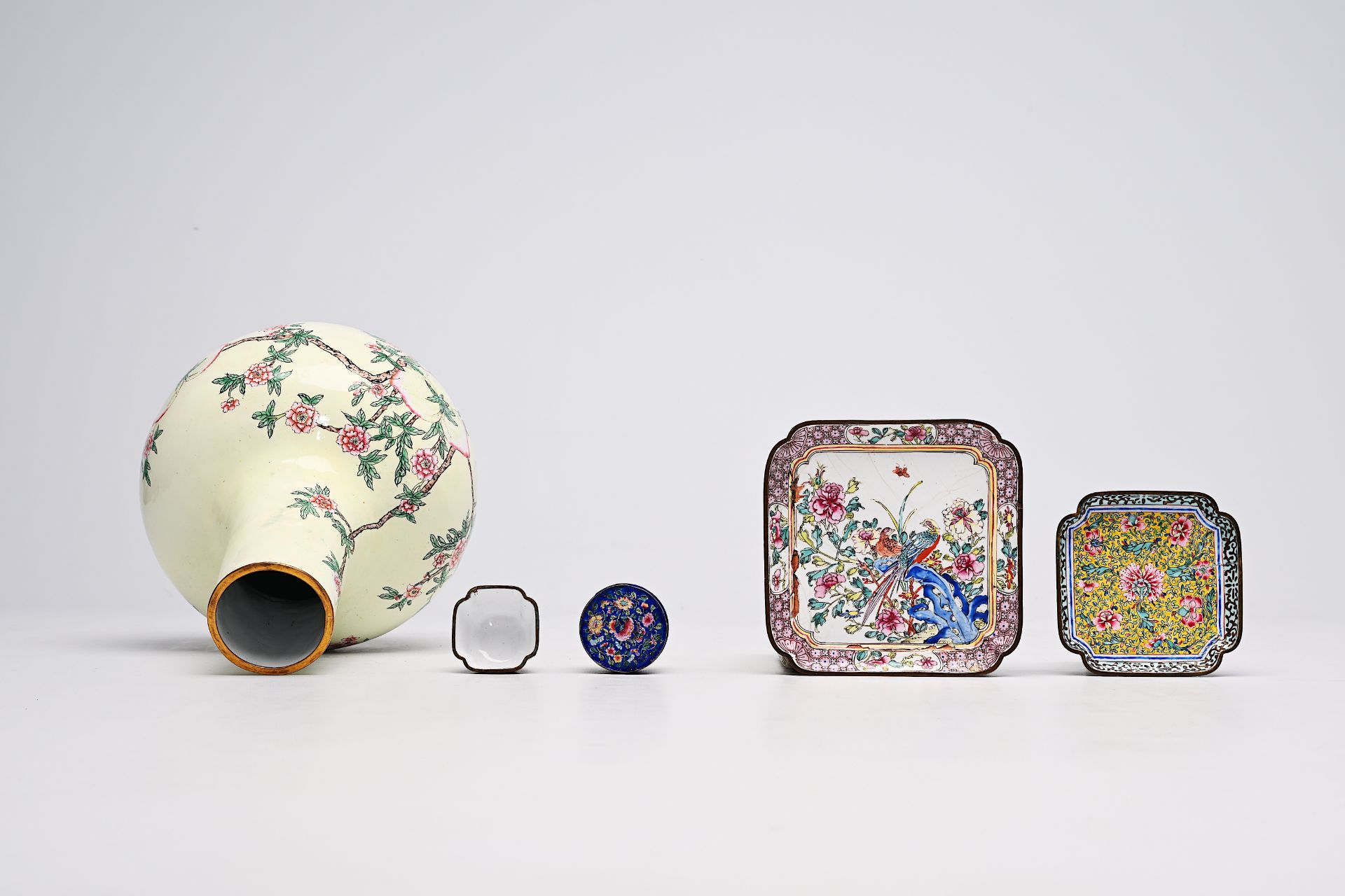 Five various Chinese Canton enamel pieces, Qing/Republic - Image 6 of 6