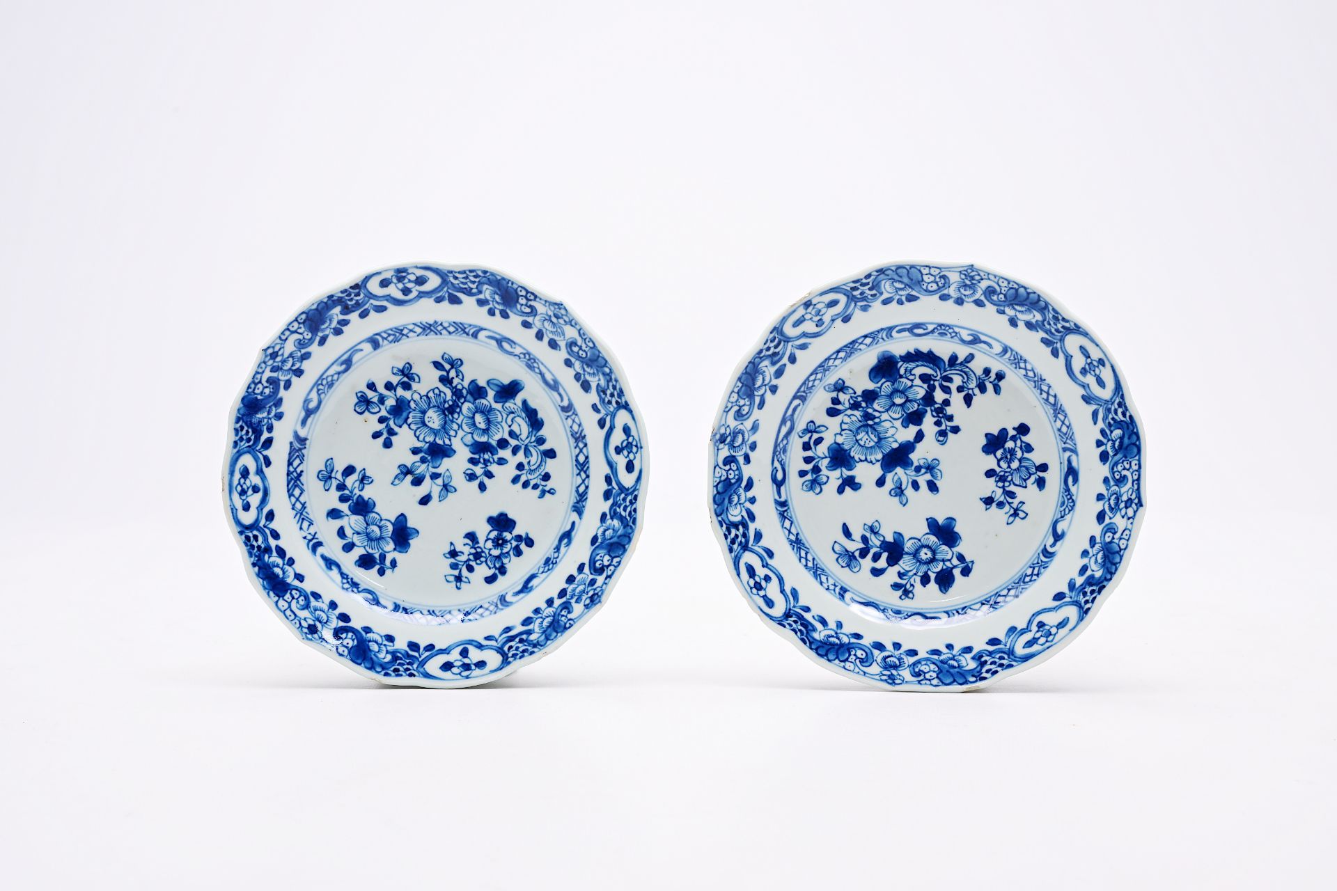 A varied collection of Chinese blue and white porcelain with floral design and figures in a landscap - Bild 8 aus 22