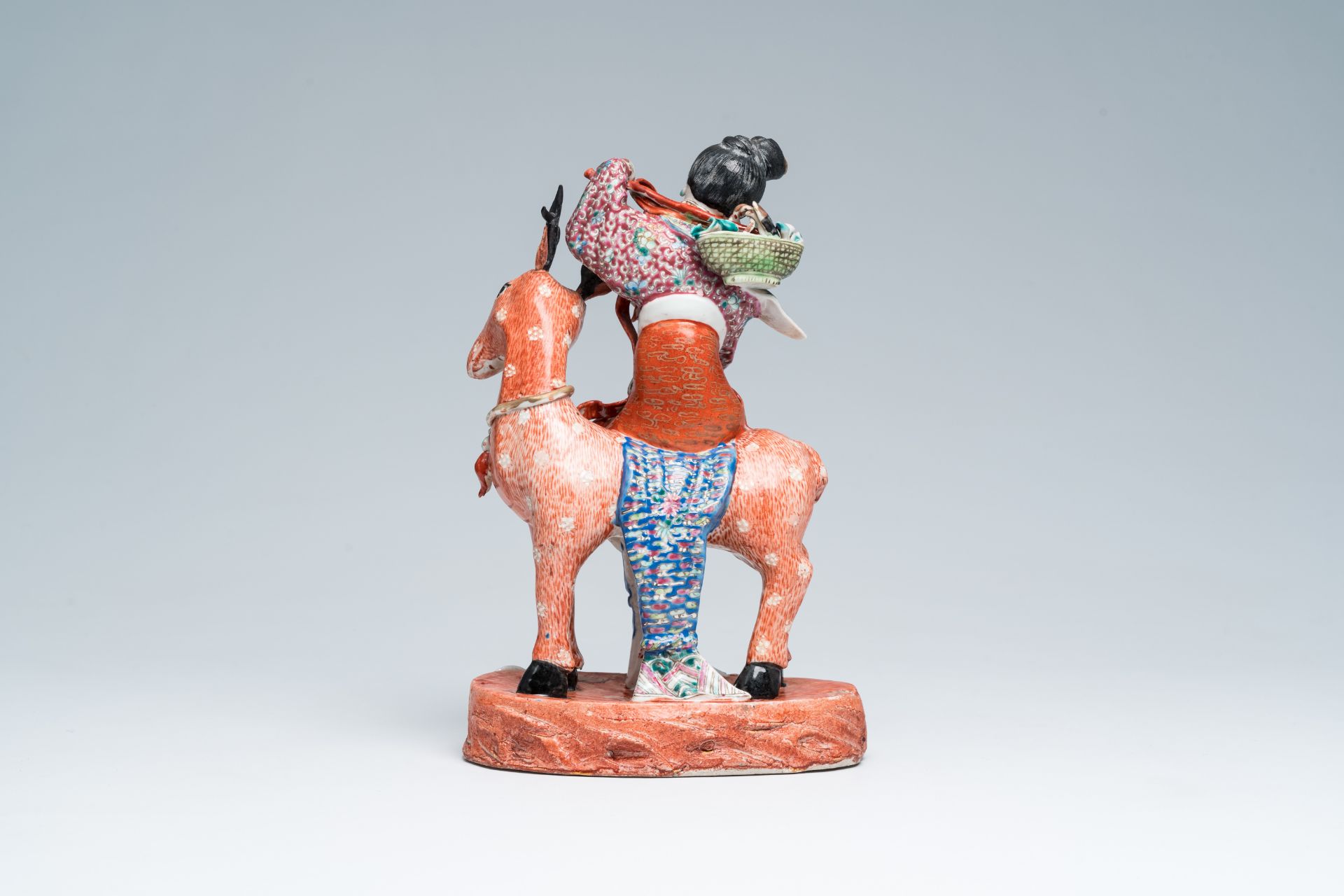 A Chinese famille rose 'Magu and deer' group, 19th/20th C. - Bild 7 aus 14