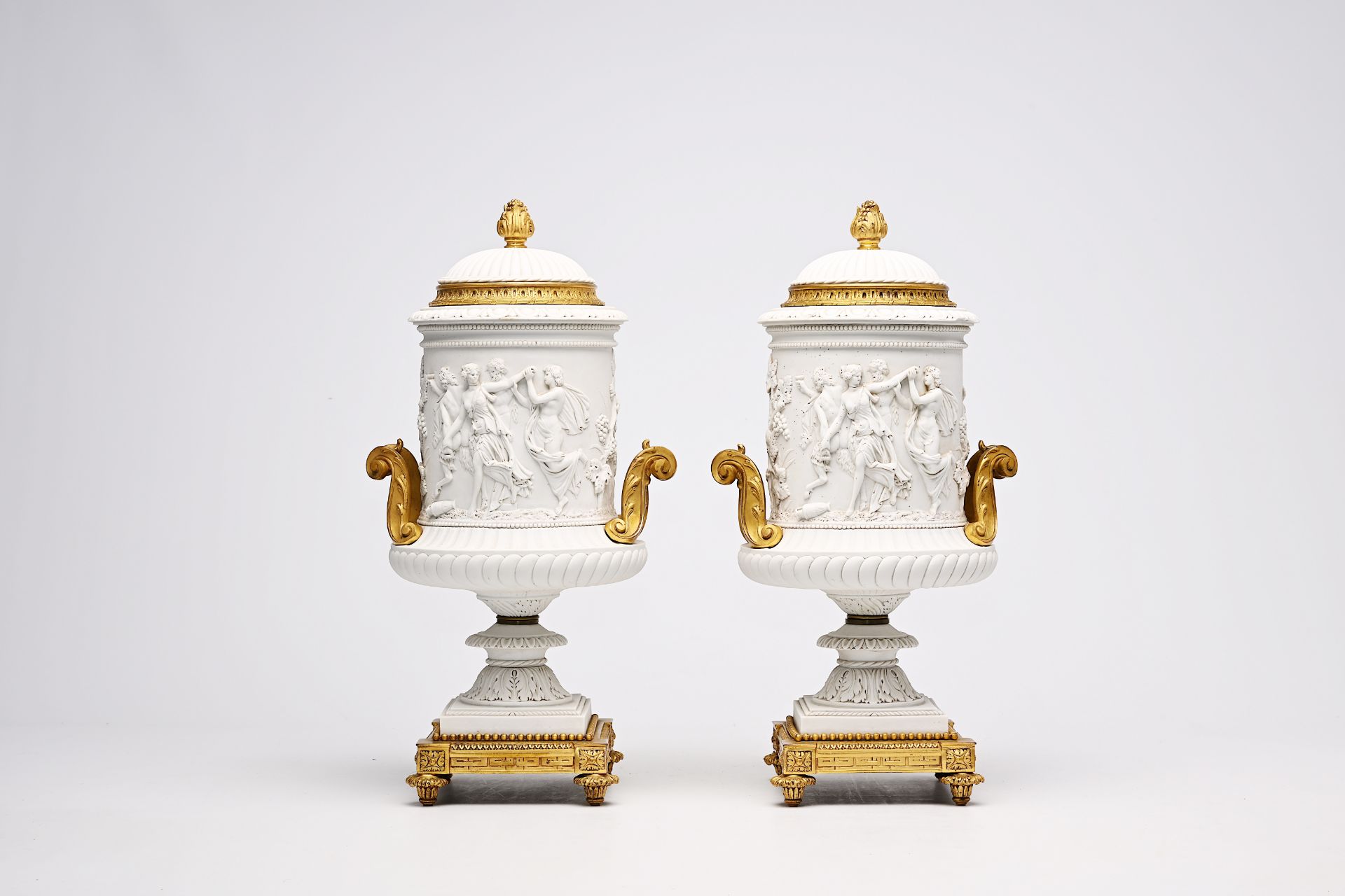 A pair of French biscuit gilt bronze mounted vases and covers with a frieze with bacchantes, Sevres - Bild 2 aus 14