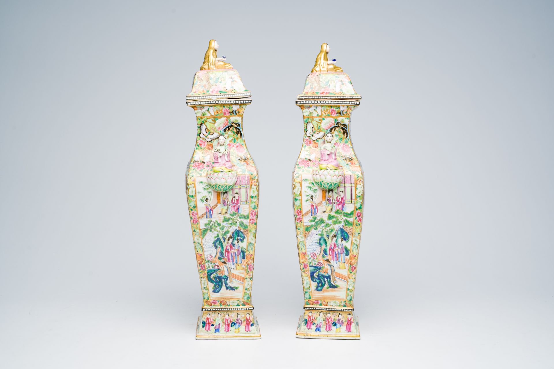 A pair of fine quadrangular Chinese Canton famille rose vases and covers with palace scenes and figu - Bild 9 aus 48