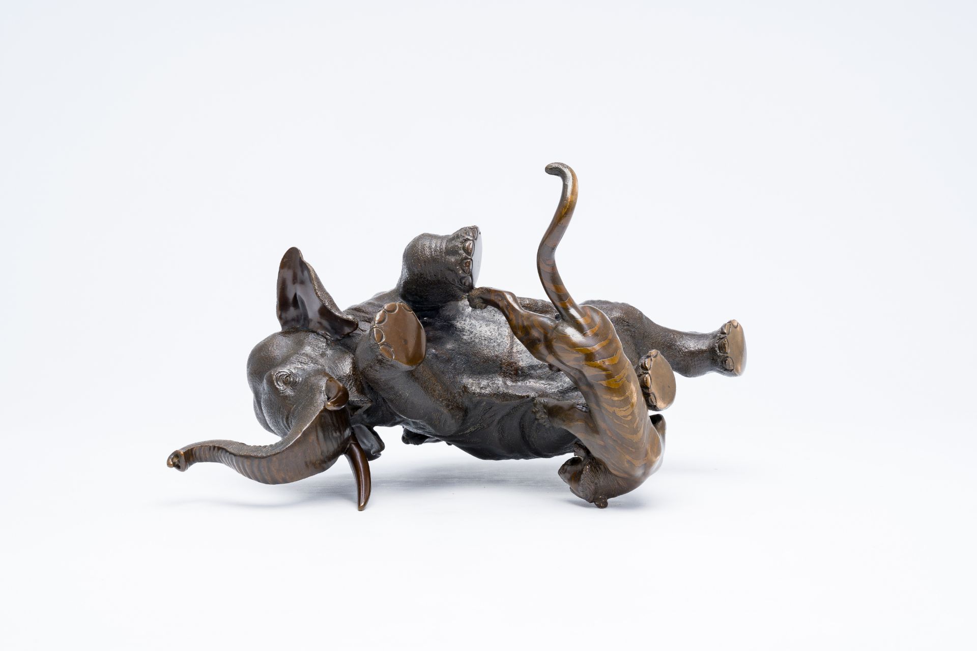 A Japanese bronze okimono of an elephant fighting two tigers, Meiji/Showa, 20th C. - Image 7 of 15
