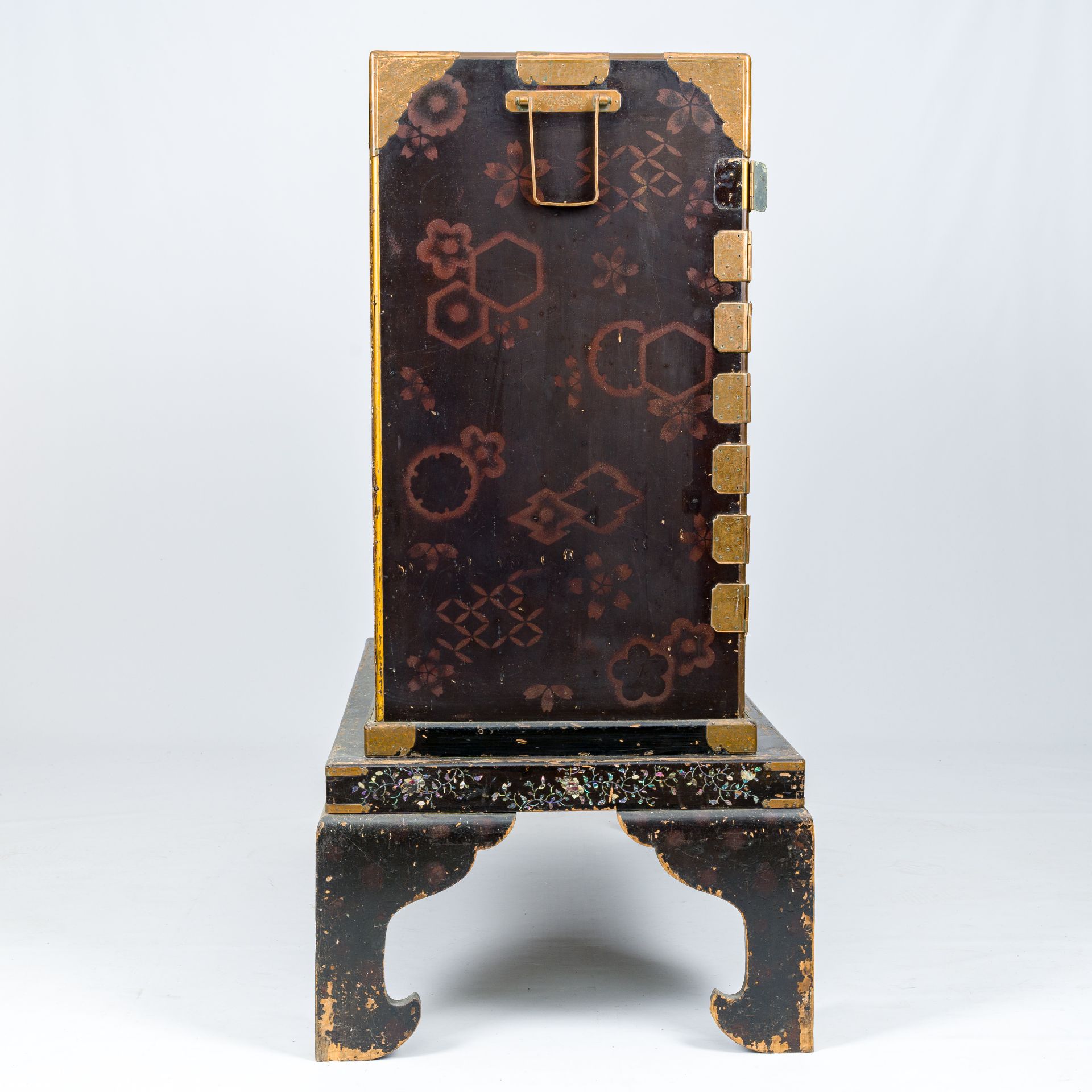 A Japanese lacquer cabinet on mother-of-pearl-inlaid stand, Meiji, 19th C. - Image 13 of 14