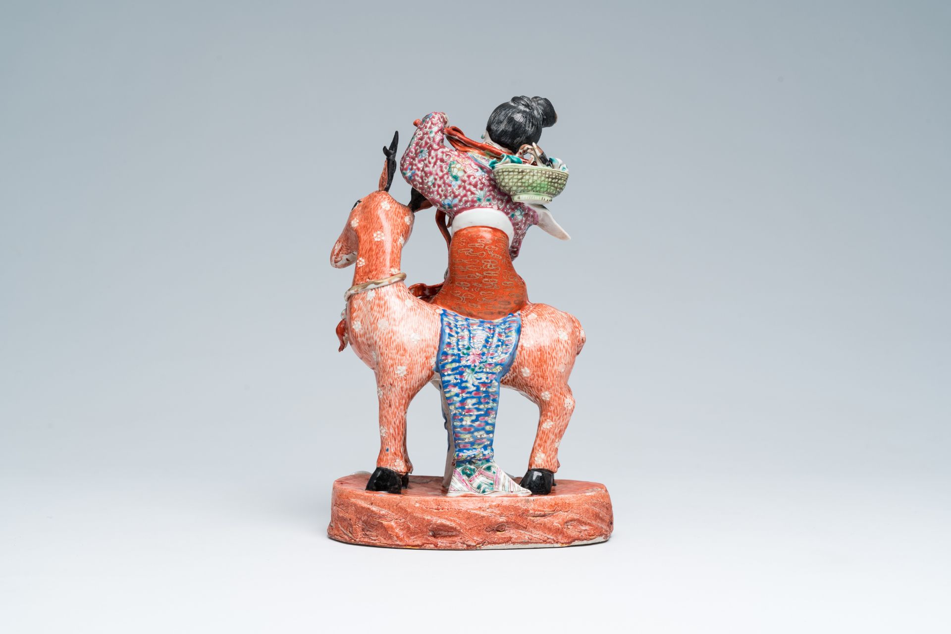 A Chinese famille rose 'Magu and deer' group, 19th/20th C. - Bild 8 aus 14