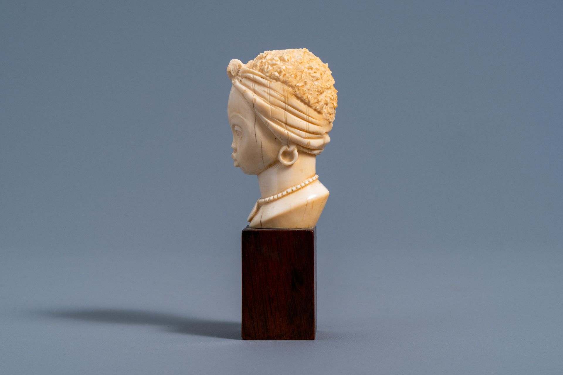 A fine ivory bust of an African beauty on a wood base, probably Belgium, late 19th C. - Bild 4 aus 9