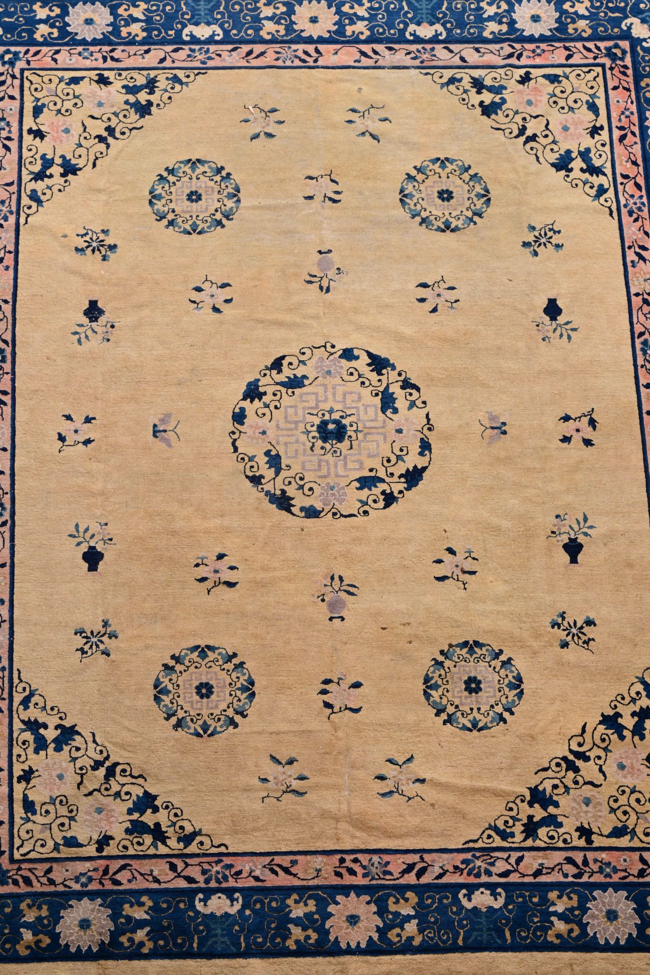 A Chinese rug with floral design, wool on cotton, 20th C. - Bild 4 aus 7