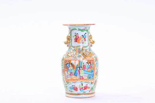 A Chinese Canton famille rose vase with palace scenes and floral design, 19th C. - Bild 4 aus 9