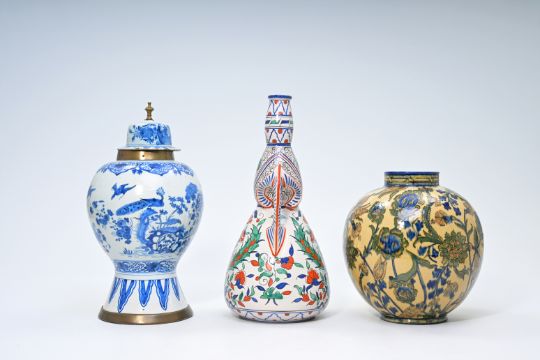 Three vases in Dutch Delftware and Iznik-style pottery, 18th/20th C. - Image 4 of 6