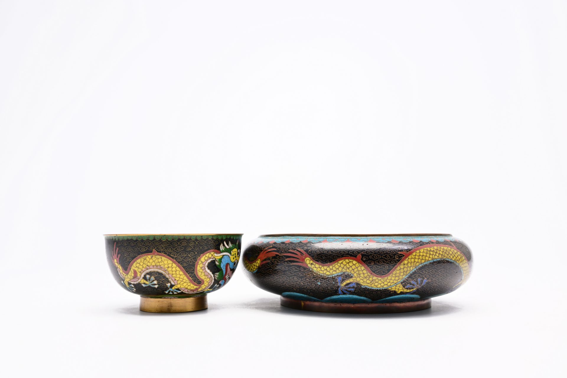 Three pairs of Chinese cloisonne vases, a brushwasher and a bowl with dragons and antiquities, 19th - Bild 12 aus 15