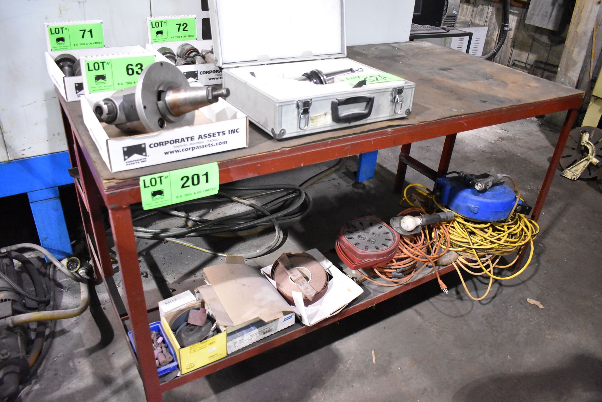 LOT/ WORK BENCH WITH REMAINING CONTENTS - INCLUDING EXTENSION CORDS, SANDING ACCESSORIES