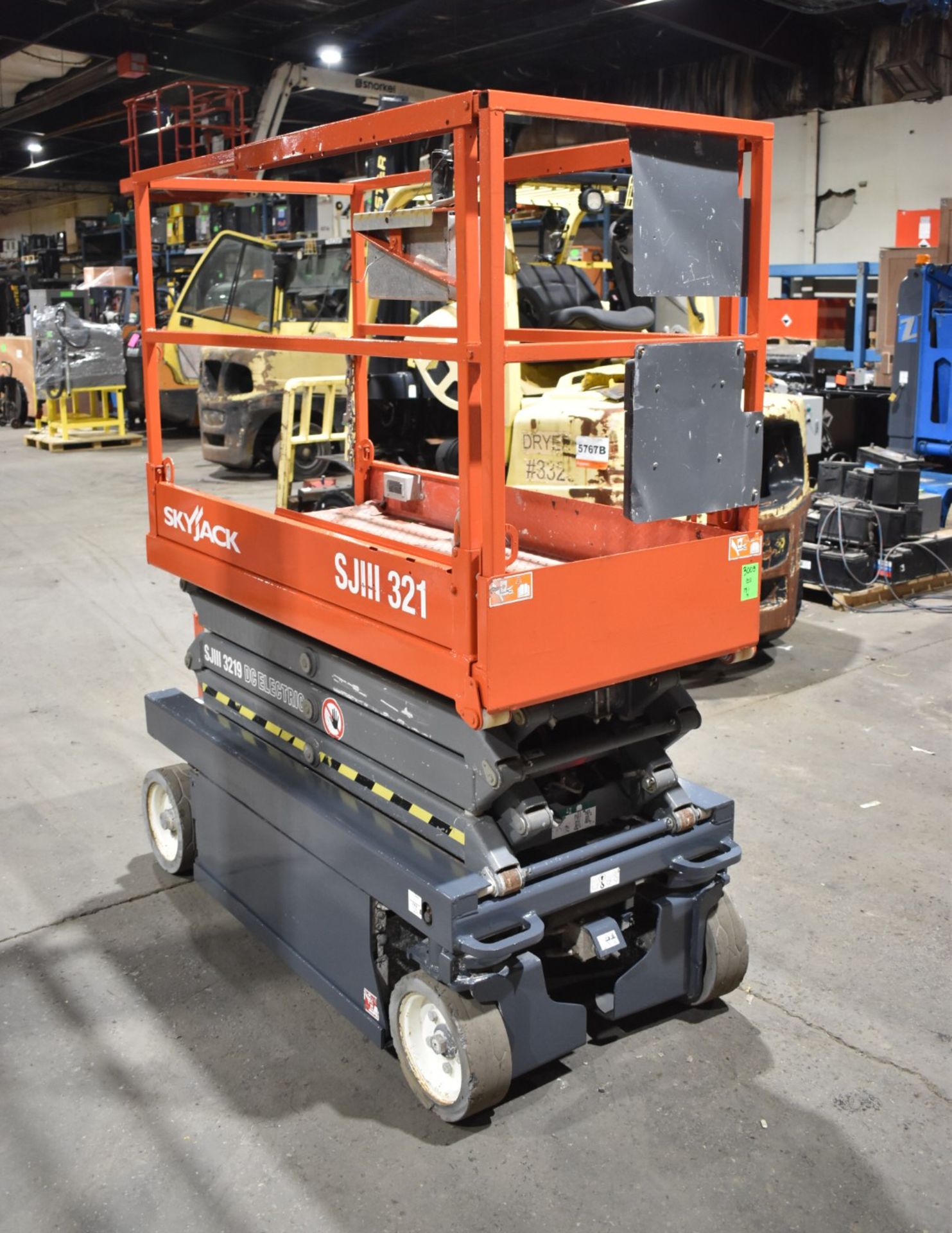 SKYJACK (2013) III 3219 ELECTRIC SCISSOR LIFT WITH 24V BATTERY, 550LBS CAPACITY, 19' MAX HEIGHT, - Image 6 of 8