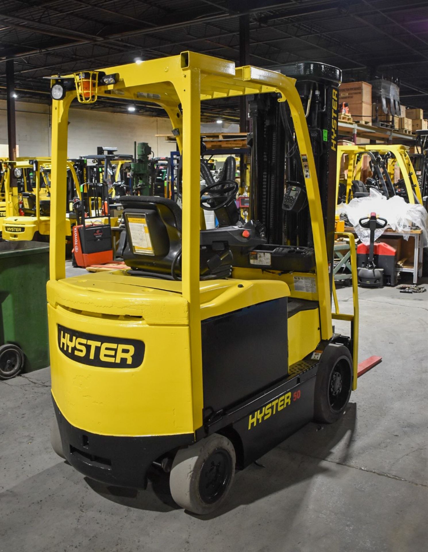 HYSTER (2018) E50XN-33 ELECTRIC FORKLIFT WITH 4400LBS CAPACITY, 48V BATTERY, 276.2" MAX LIFT HEIGHT, - Image 3 of 8