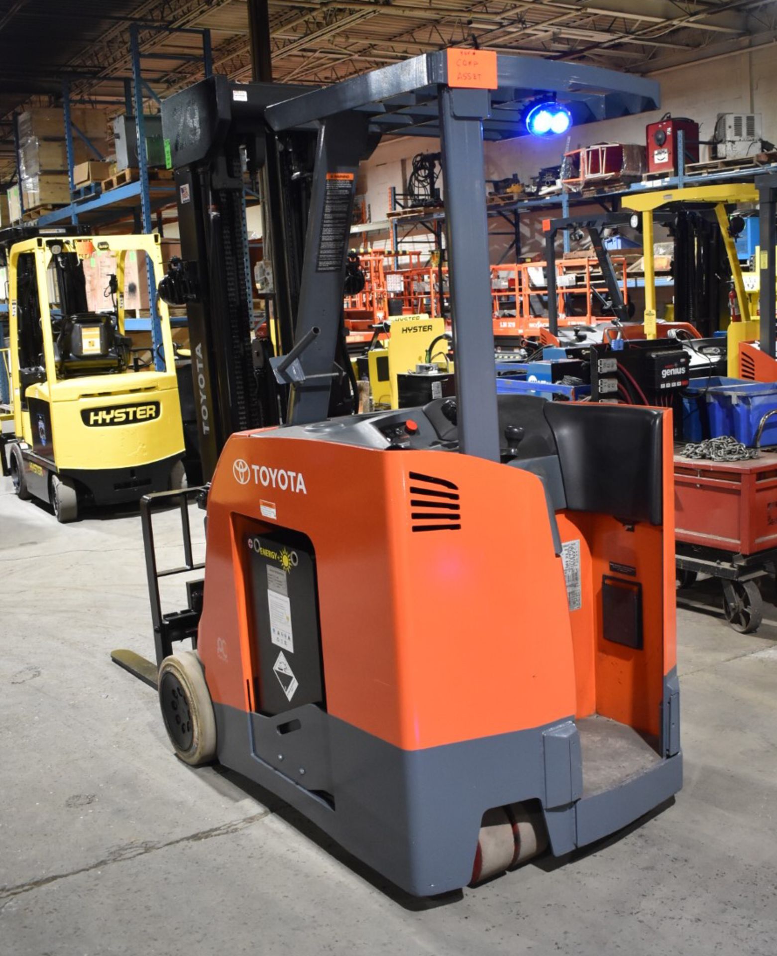TOYOTA (2017) 8BNCU20 STAND ON ELECTRIC FORKLIFT WITH, 4,000LBS CAPACITY, 36V BATTERY, 276.5" MAX - Image 2 of 7