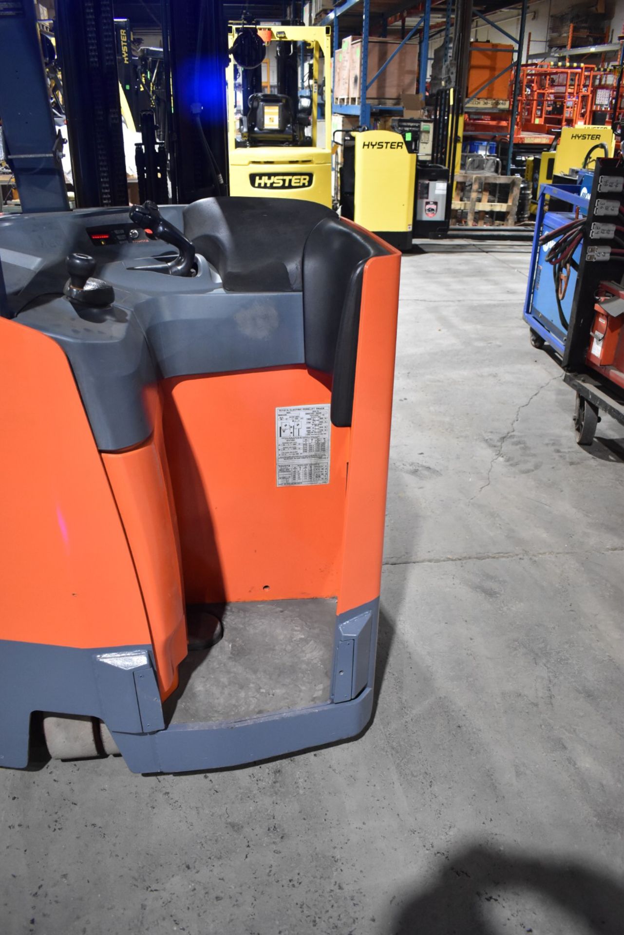 TOYOTA (2017) 8BNCU20 STAND ON ELECTRIC FORKLIFT WITH, 4,000LBS CAPACITY, 36V BATTERY, 276.5" MAX - Image 5 of 7