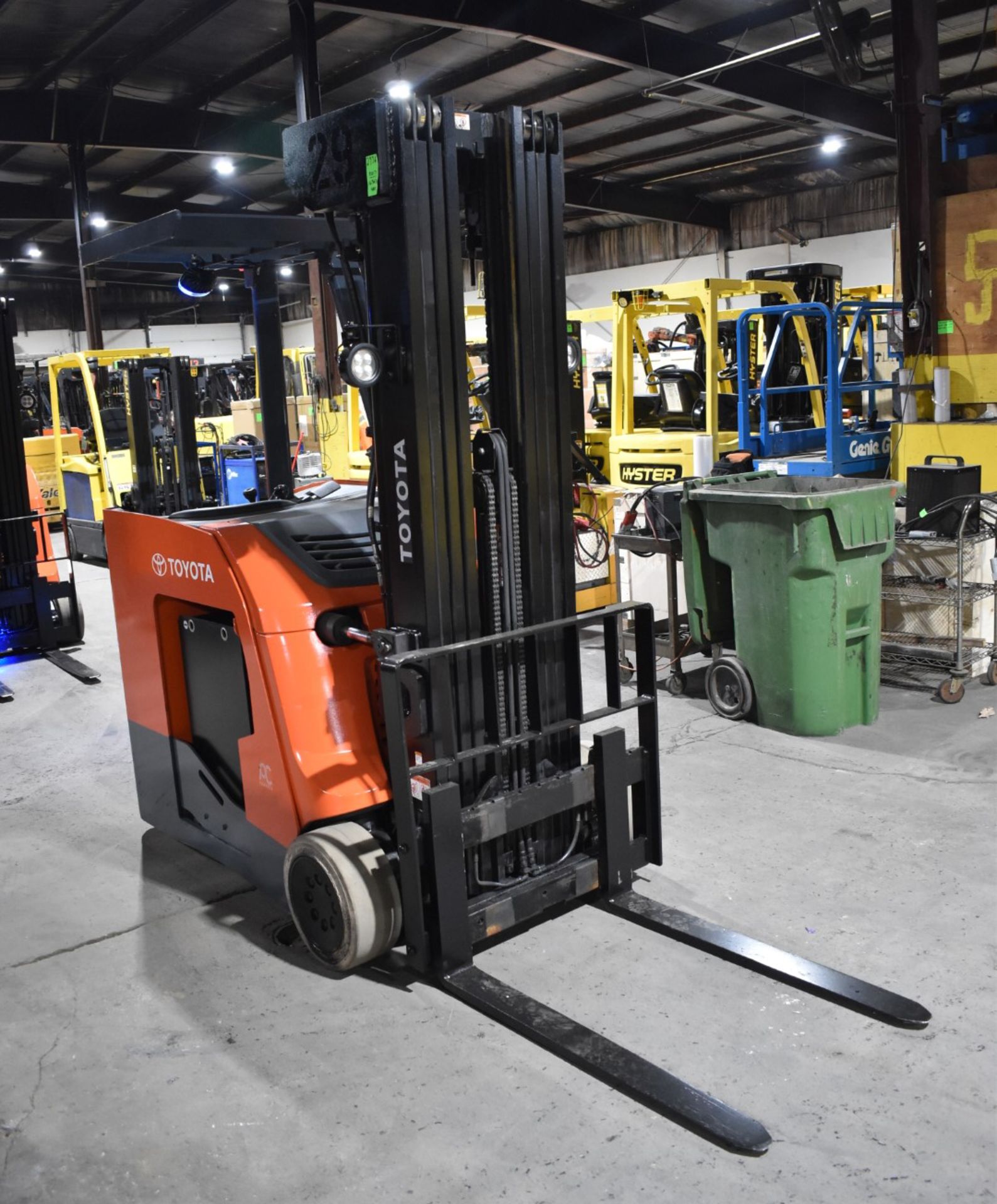 TOYOTA (2017) 8BNCU20 STAND ON ELECTRIC FORKLIFT WITH, 4,000LBS CAPACITY, 36V BATTERY, 276.5" MAX - Image 4 of 7