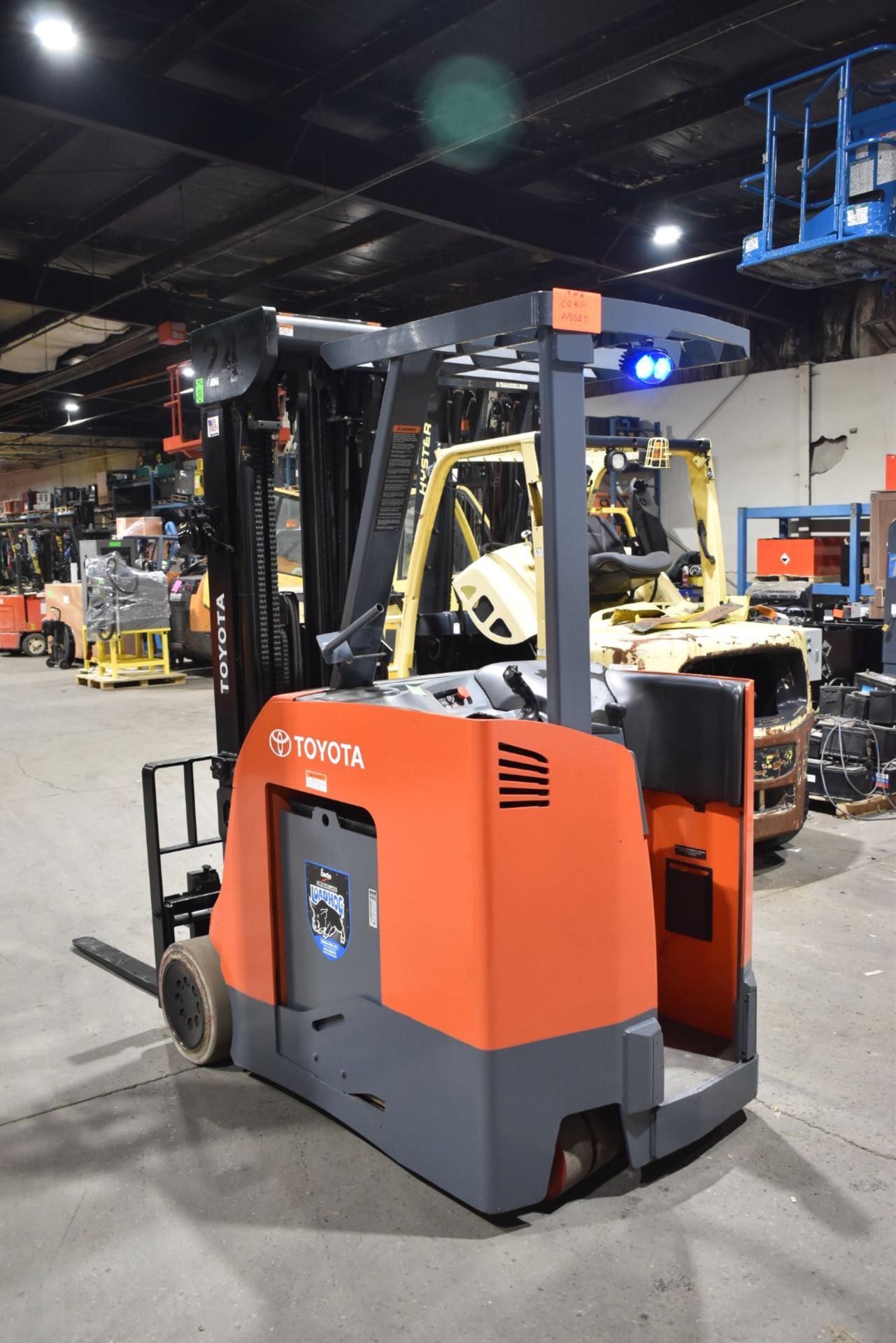 TOYOTA (2017) 8BNCU20 STAND ON ELECTRIC FORKLIFT WITH, 4,000LBS CAPACITY, 36V BATTERY, 276.5" MAX - Image 2 of 7