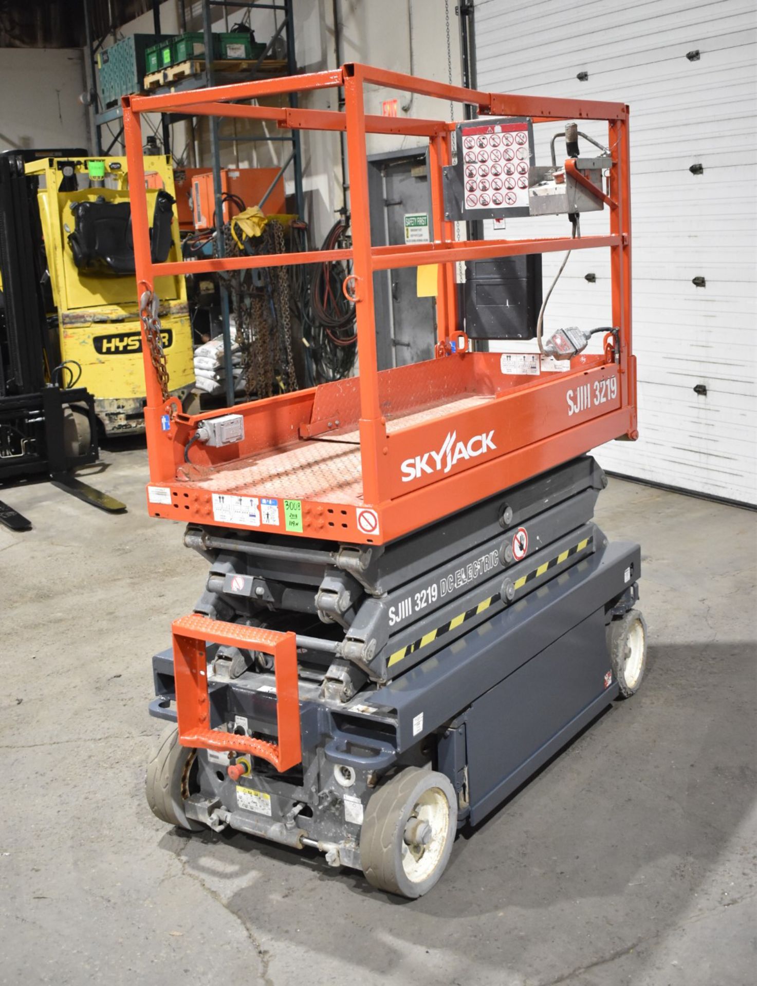 SKYJACK (2013) III 3219 ELECTRIC SCISSOR LIFT WITH 24V BATTERY, 550LBS CAPACITY, 19' MAX HEIGHT, - Image 2 of 8
