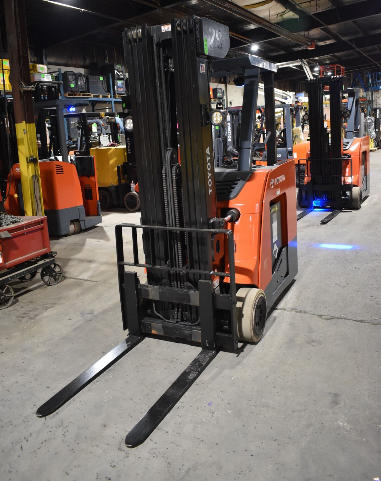 TOYOTA (2017) 8BNCU20 STAND ON ELECTRIC FORKLIFT WITH, 4,000LBS CAPACITY, 36V BATTERY, 276.5" MAX