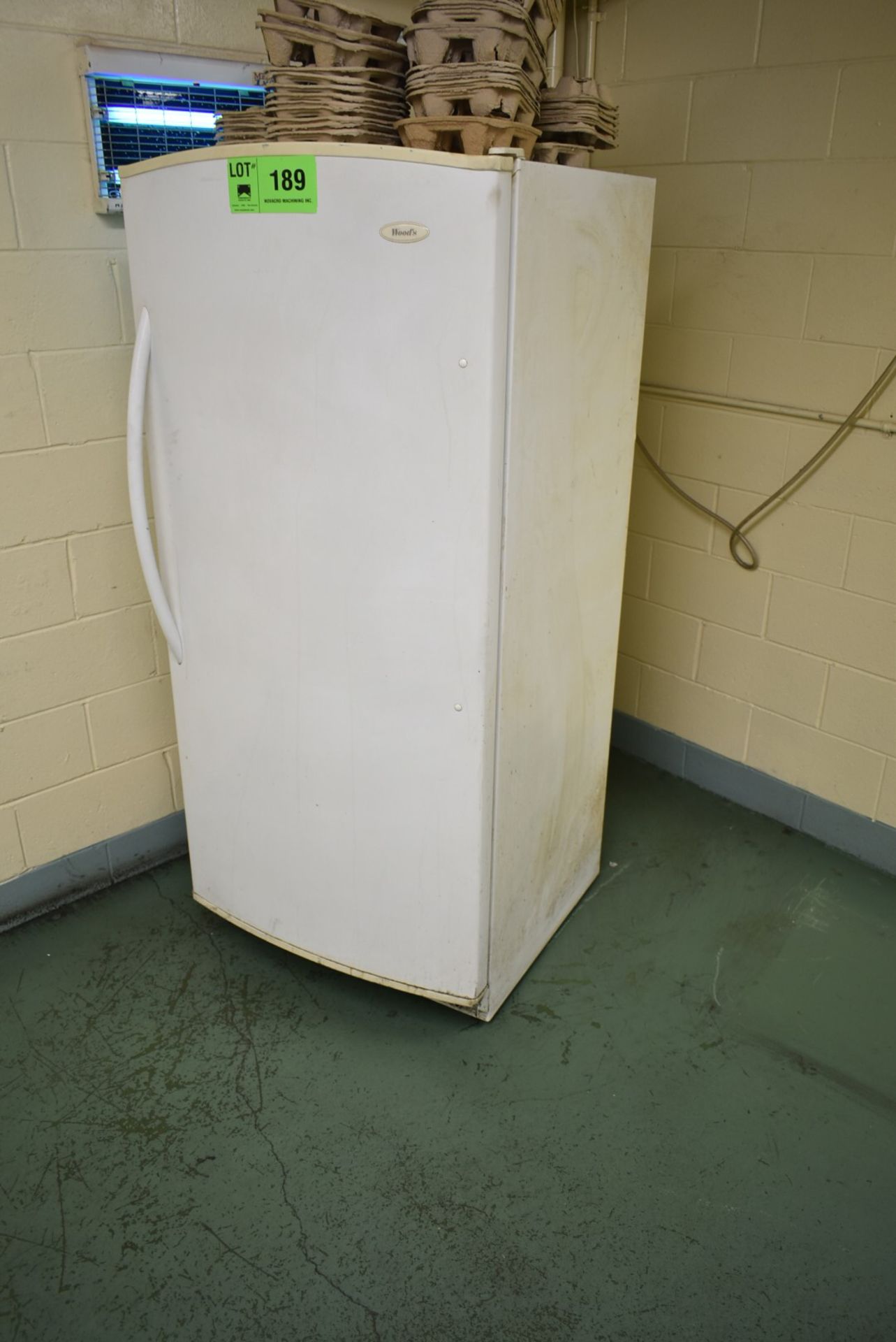 REFRIGERATOR [RIGGING FEE FOR LOT#189 - $25 USD PLUS APPLICABLE TAXES]