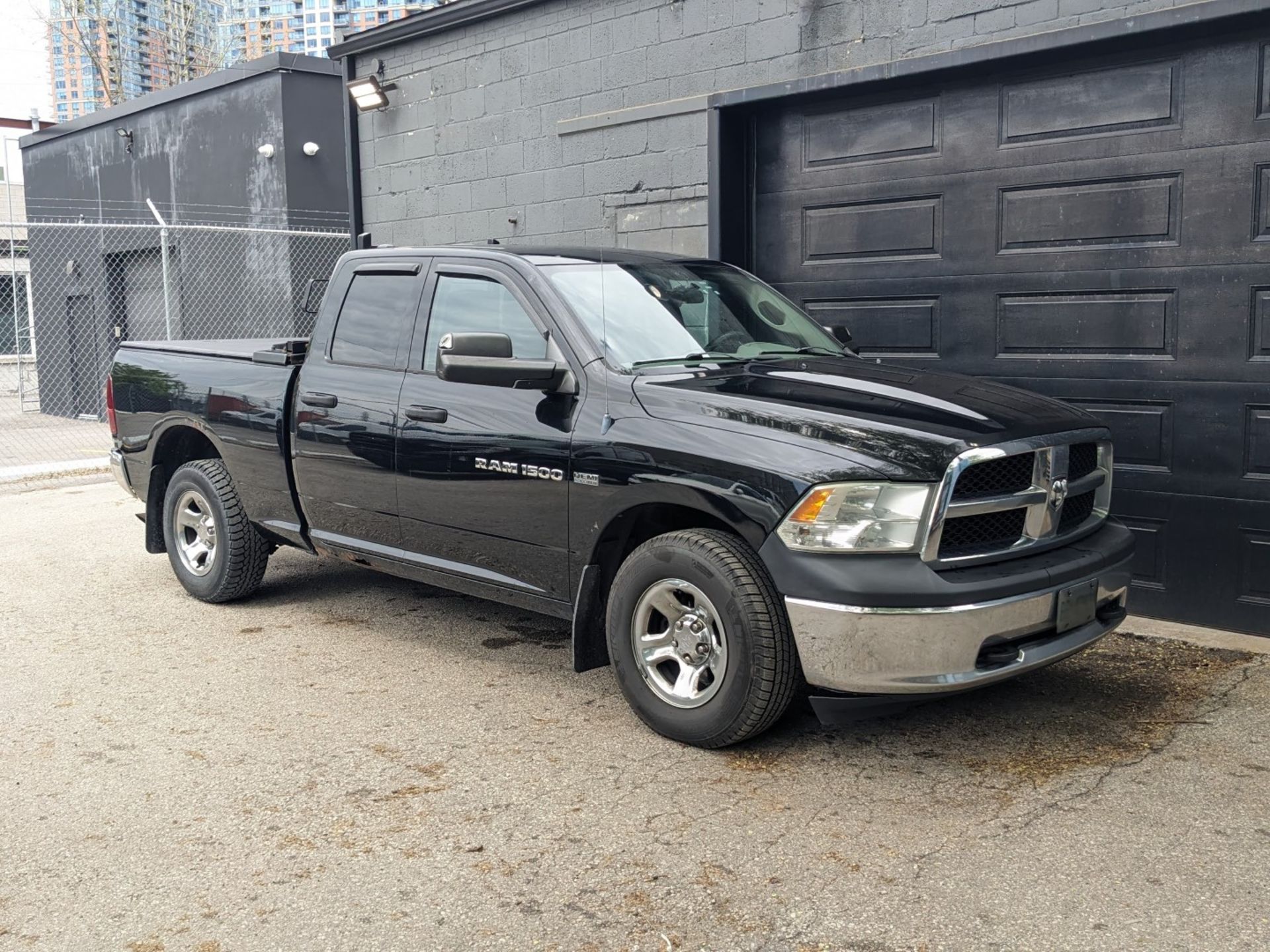 DODGE (2012) RAM 1500 QUAD CAB PICKUP TRUCK WITH 5.7 LITER HEMI V8 GAS ENGINE, AUTO, 4X4, TOUCH - Image 8 of 25
