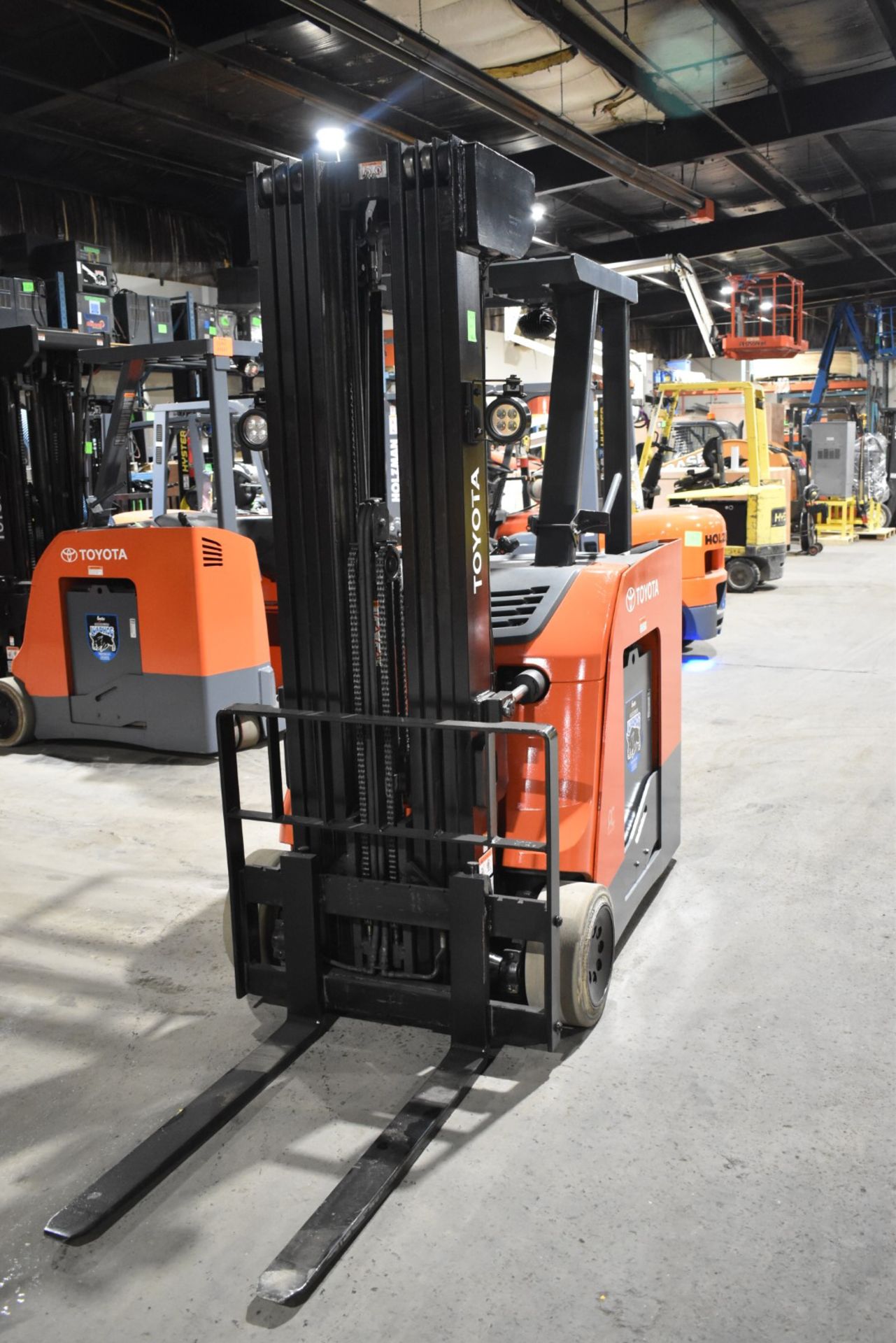 TOYOTA (2017) 8BNCU20 STAND ON ELECTRIC FORKLIFT WITH, 4,000LBS CAPACITY, 36V BATTERY, 276.5" MAX